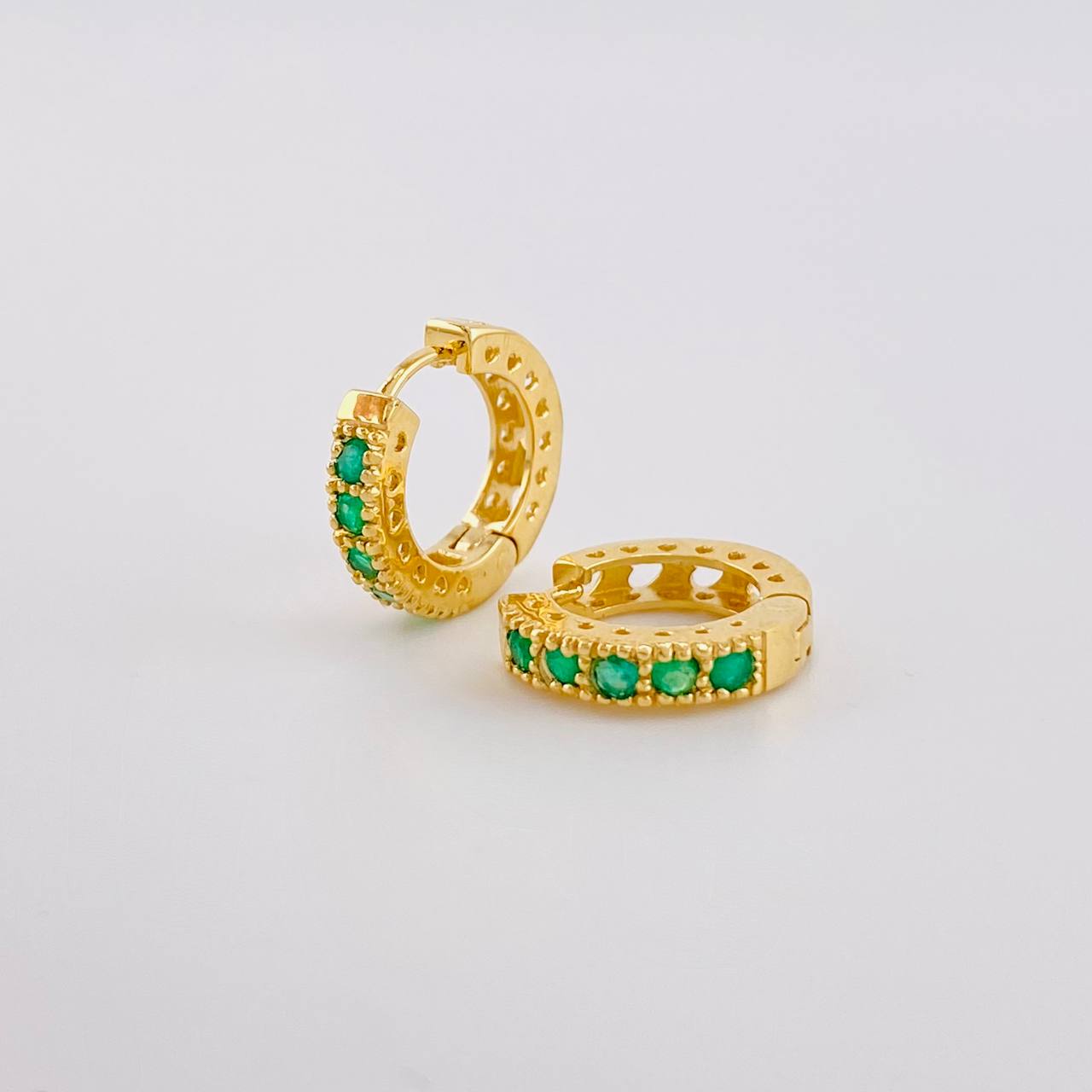 Candongas Carril Corazones Esmeraldas 25pts 3.7g / 1.3cm Oro Amarillo 18K
