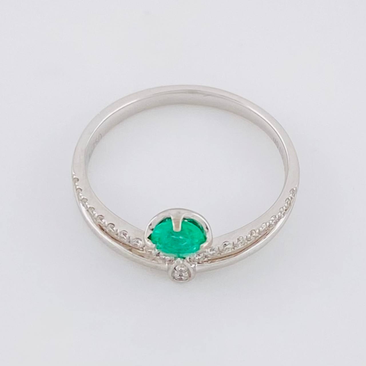 Anillo Corona Entrelazada Diamantes 2pts Esmeralda 21pts 2.35g / T5 1/2 Oro Blanco 18K