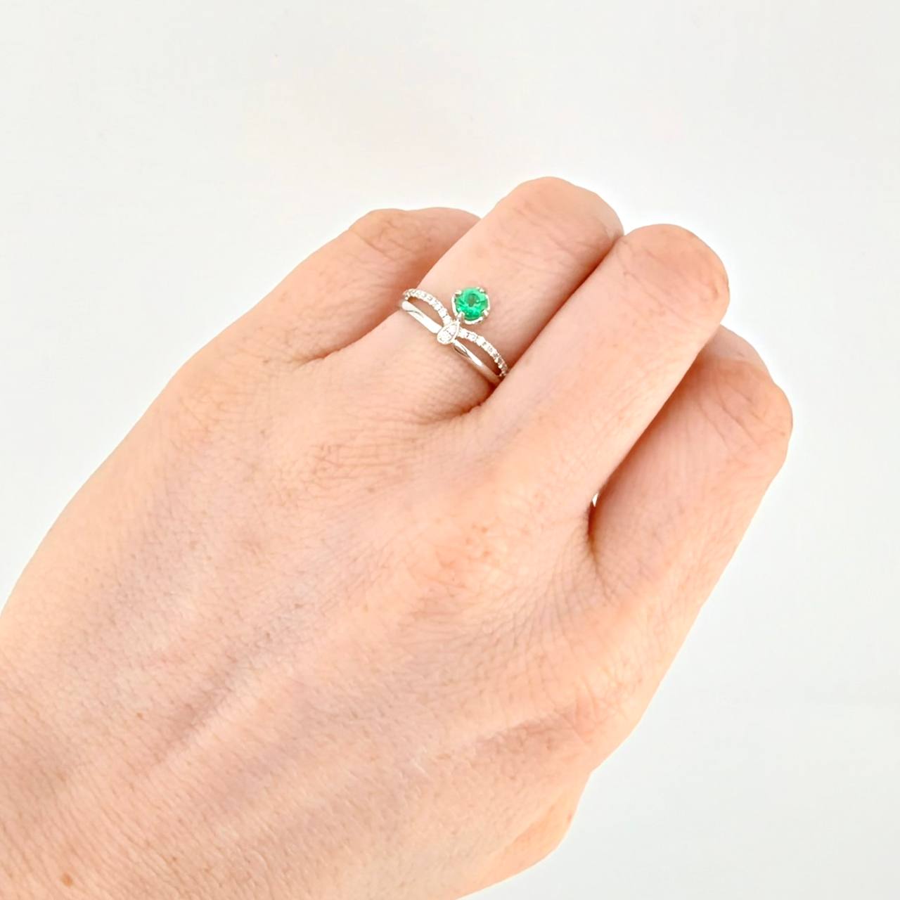 Anillo Corona Entrelazada Diamantes 2pts Esmeralda 21pts 2.35g / T5 1/2 Oro Blanco 18K