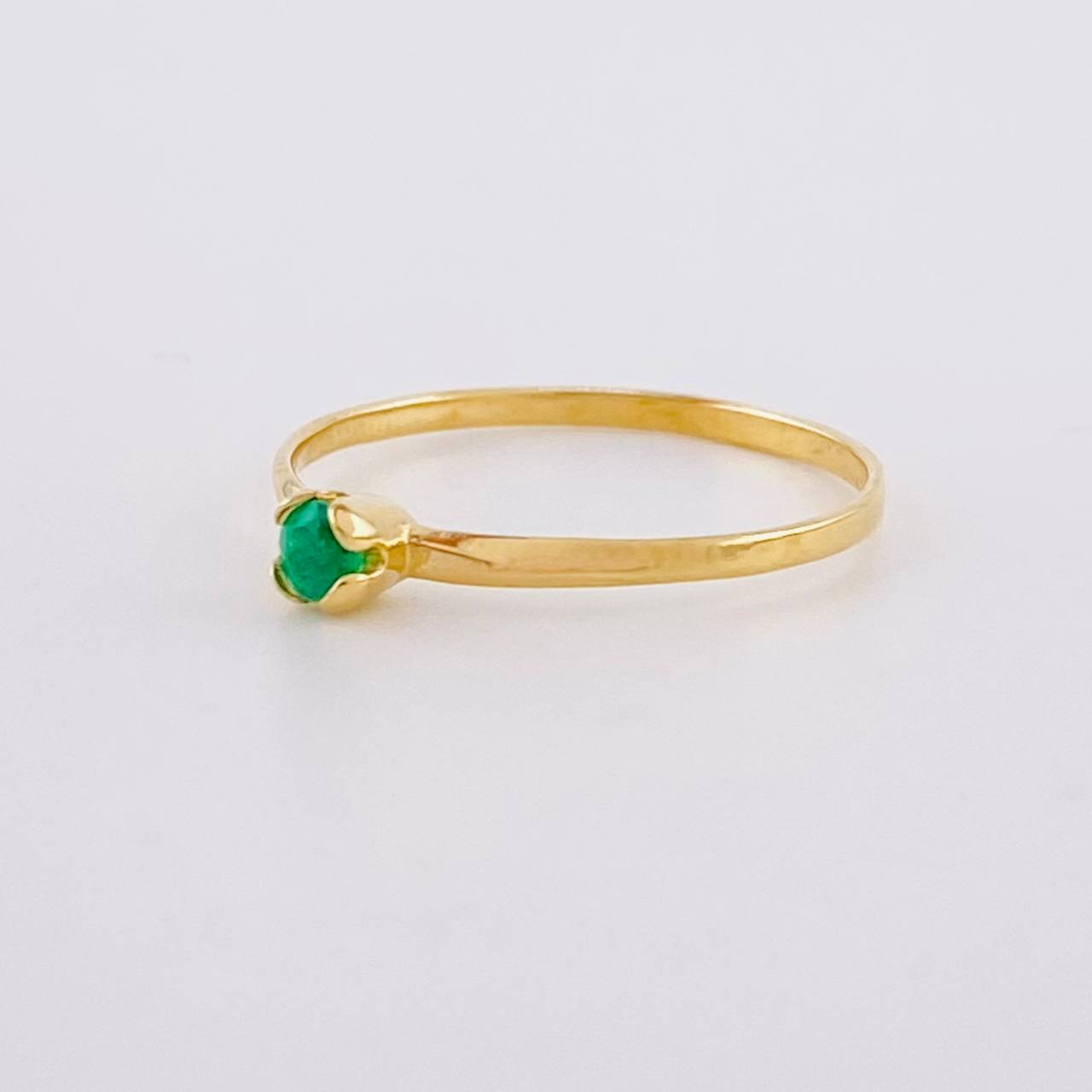 Anillo Solitario Abrazado Esmeralda 11pts 1.05g / T6 3/4 Oro Amarillo 18K
