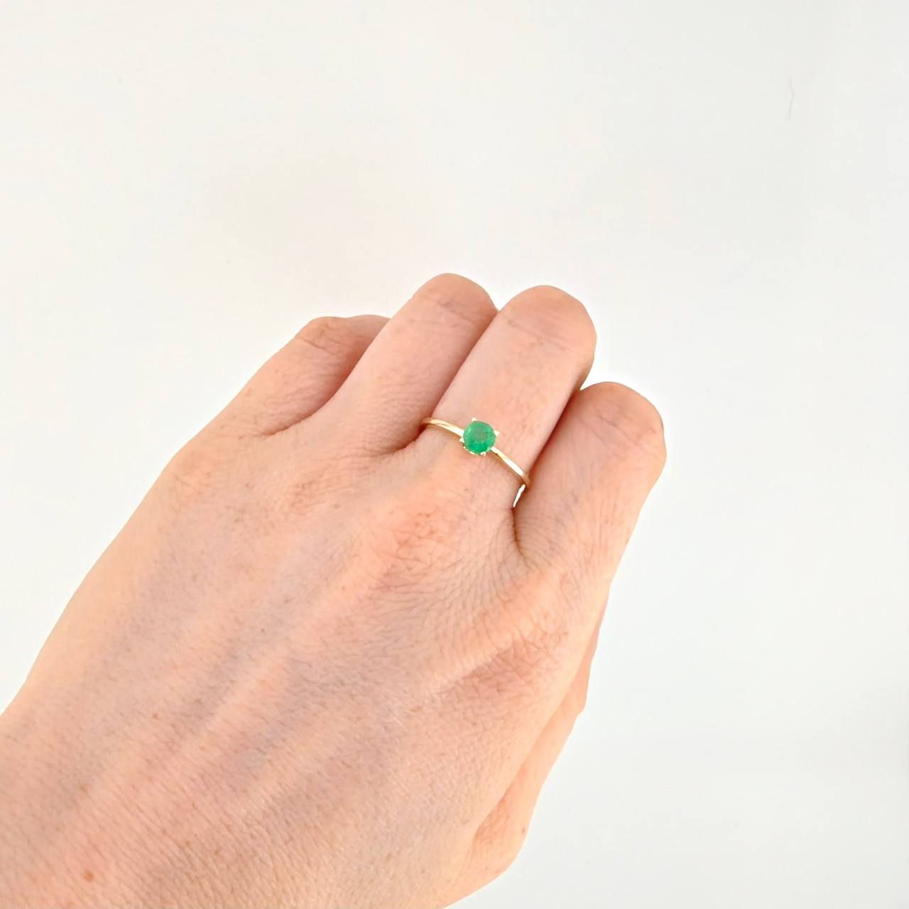 Anillo Solitario Canasta Cuatro Garras Esmeralda 47pts 1.75g / T6 1/4 Oro Amarillo 18K