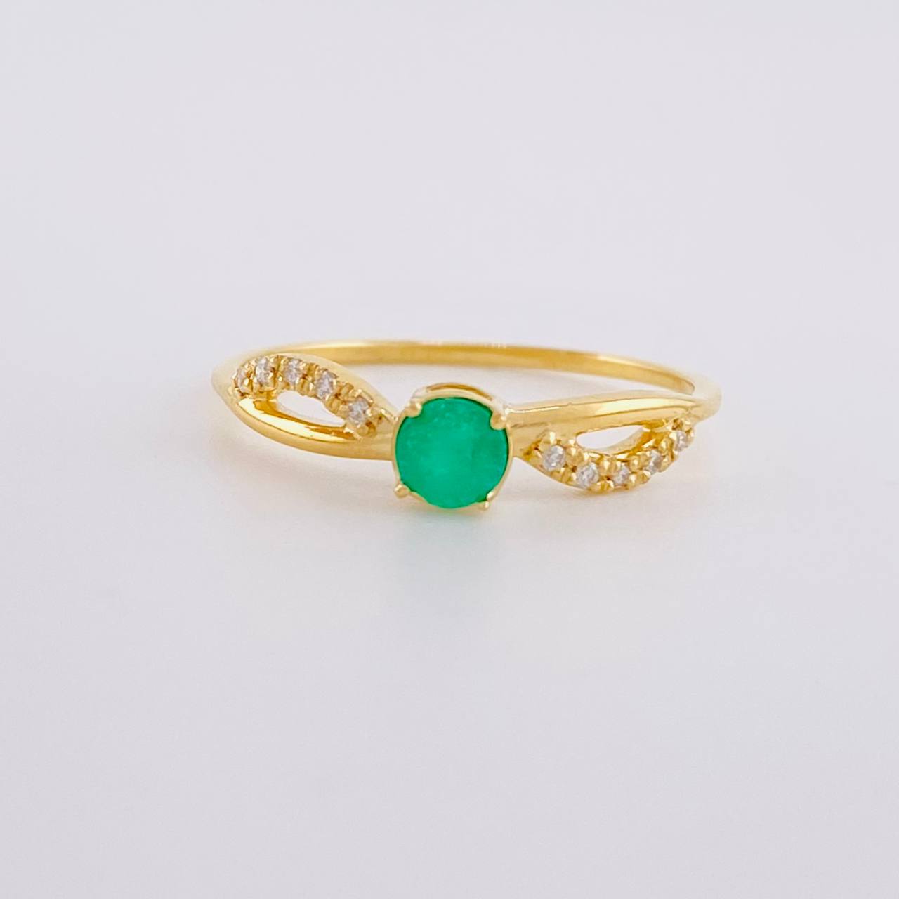 Anillo Solitario Entrelazado Esmeralda 24pts Diamantes 5pts 1.75g / T8 1/4 Oro Amarillo 18K