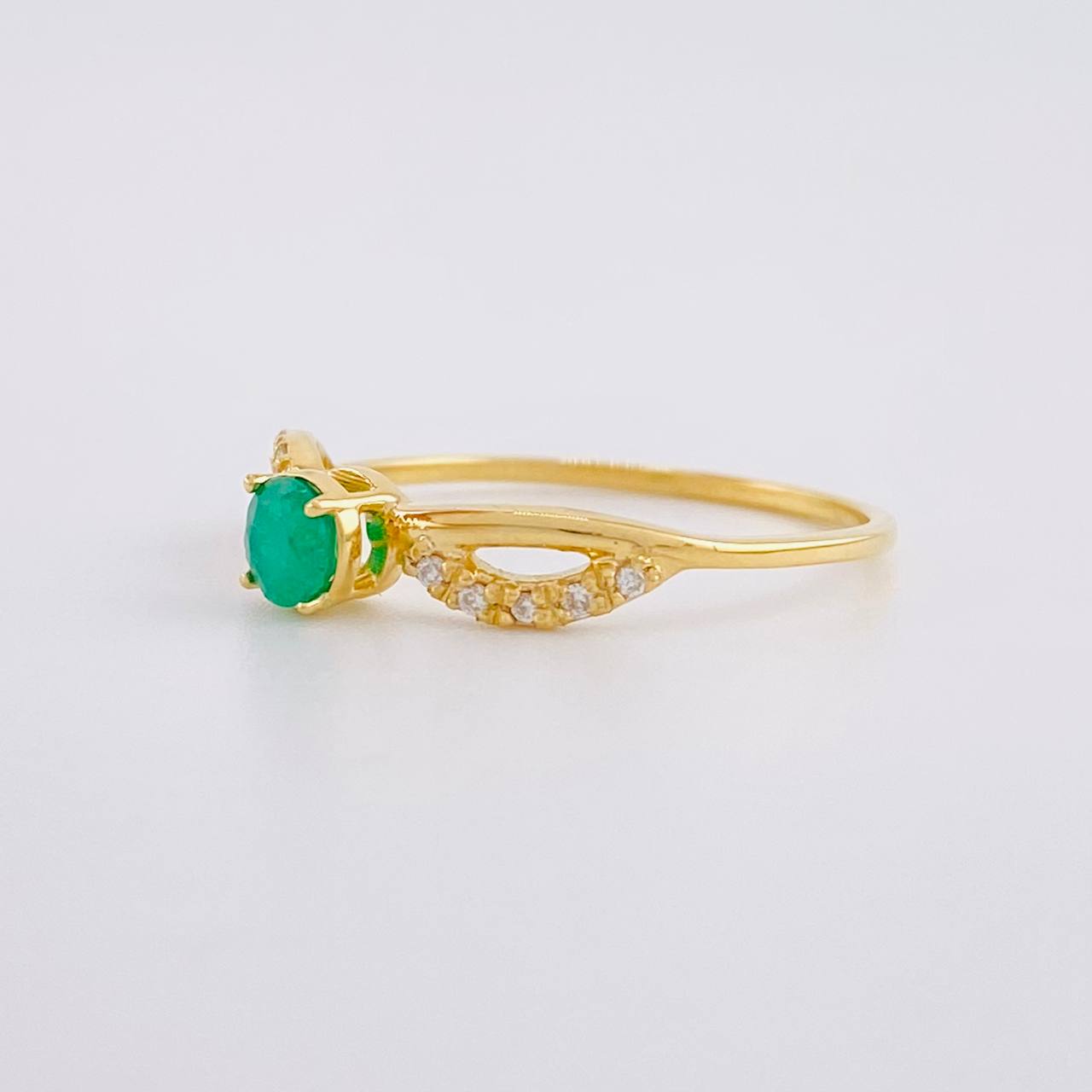 Anillo Solitario Entrelazado Esmeralda 19pts Rubíes 5pts 1.8g / T6 1/4 Oro Amarillo 18K