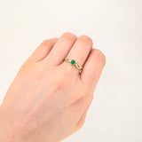 Anillo Solitario Entrelazado Esmeralda 19pts Rubíes 5pts 1.8g / T6 1/4 Oro Amarillo 18K