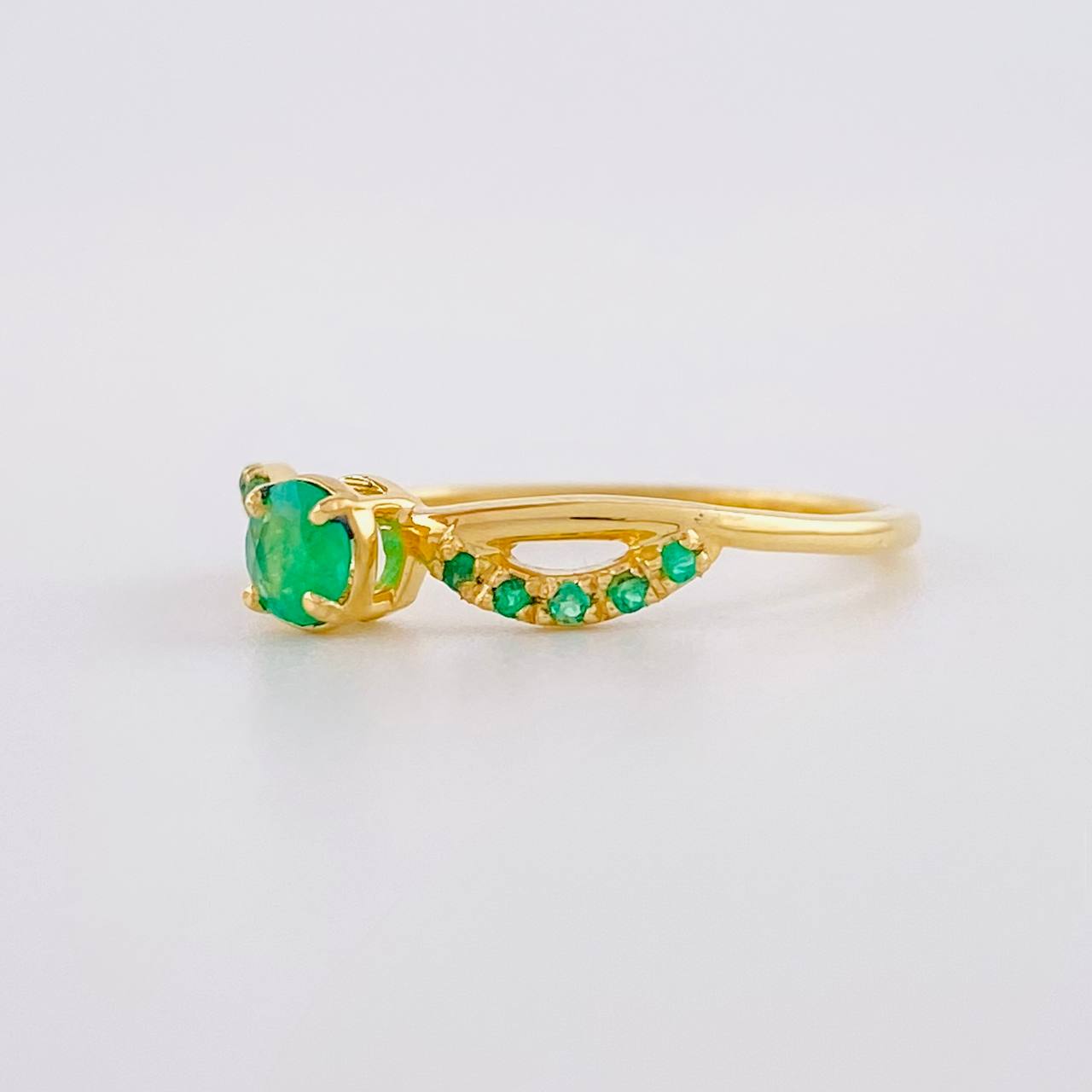 Anillo Solitario Entrelazado Esmeraldas 27pts 1.9g / T7 1/4 Oro Amarillo 18K