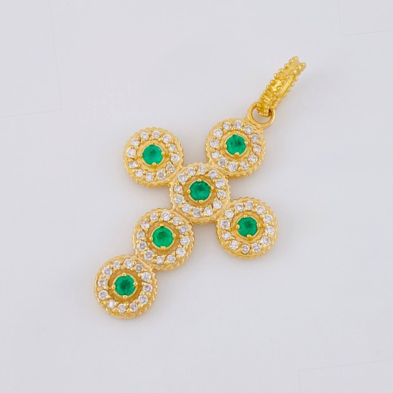 Dije Cruz Tupida Esmeraldas 21pts Diamantes 36pts 4.05g / 3.4cm Oro Amarillo 18K