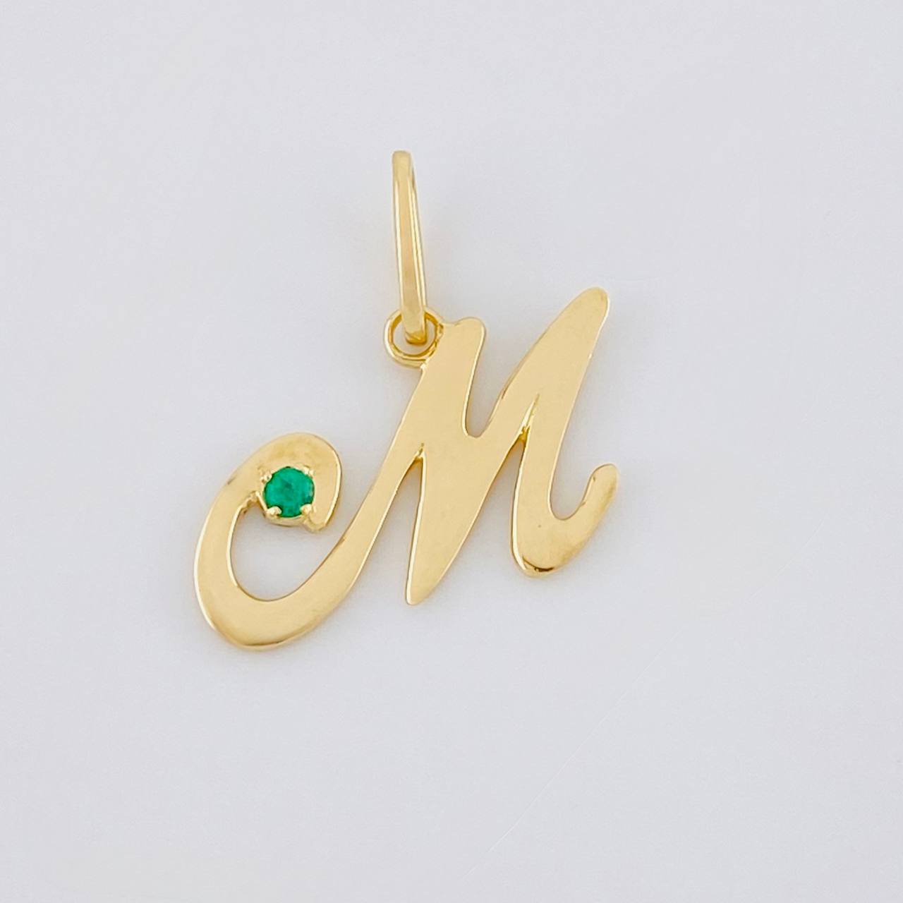Dije Letra M Cursiva Esmeralda 2pts 1.5g / 1.8cm Oro Amarillo 18K