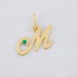 Dije Letra M Cursiva Esmeralda 2pts 1.5g / 1.8cm Oro Amarillo 18K