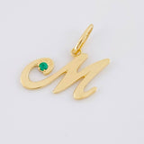 Dije Letra M Cursiva Esmeralda 2pts 1.5g / 1.8cm Oro Amarillo 18K