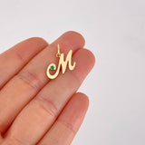 Dije Letra M Cursiva Esmeralda 2pts 1.5g / 1.8cm Oro Amarillo 18K