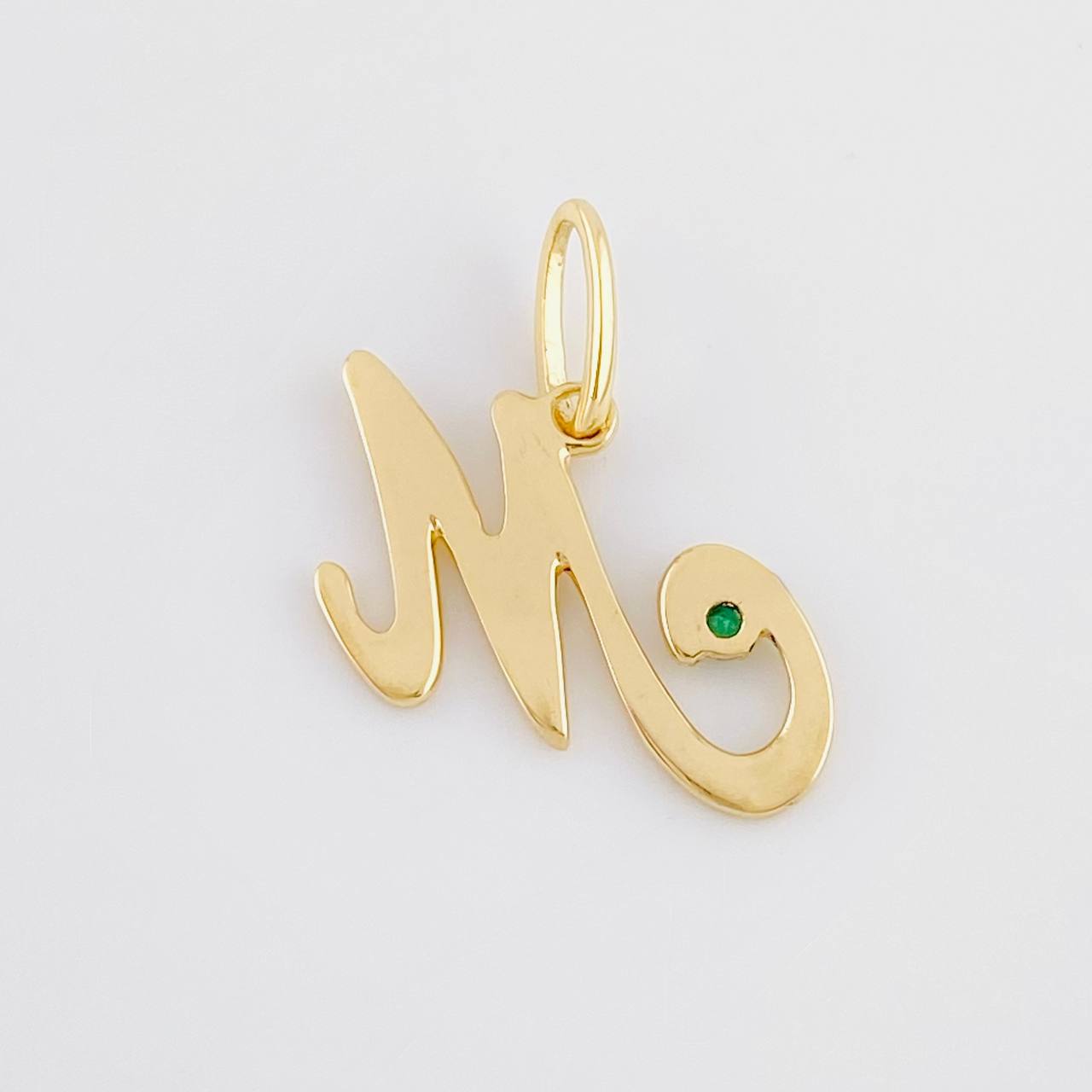 Dije Letra M Cursiva Esmeralda 2pts 1.5g / 1.8cm Oro Amarillo 18K