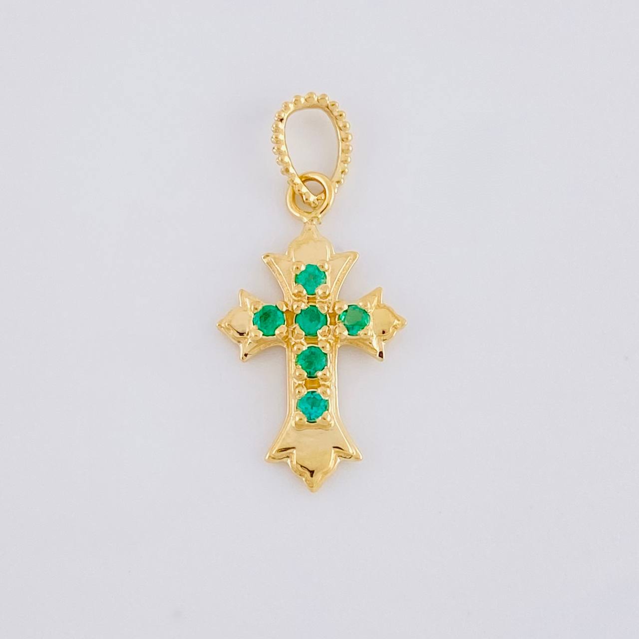 Dije Cruz Tres Puntas Esmeraldas 8pts 0.95g / 2.6cm Oro Amarillo 18K