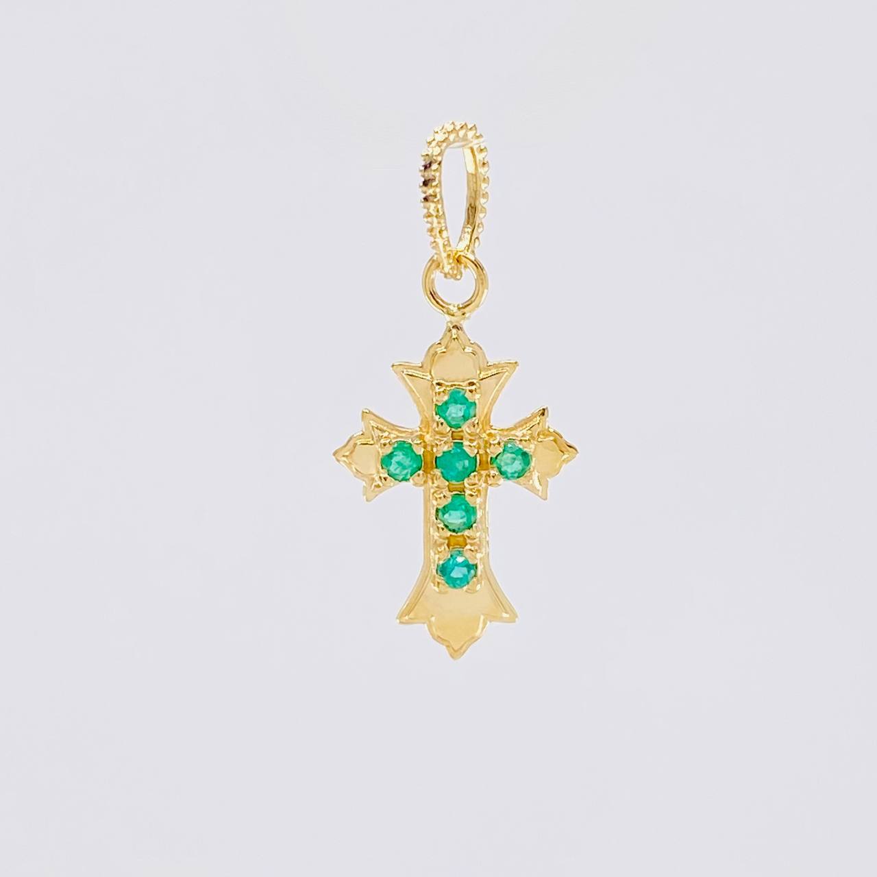 Dije Cruz Tres Puntas Esmeraldas 8pts 0.95g / 2.6cm Oro Amarillo 18K
