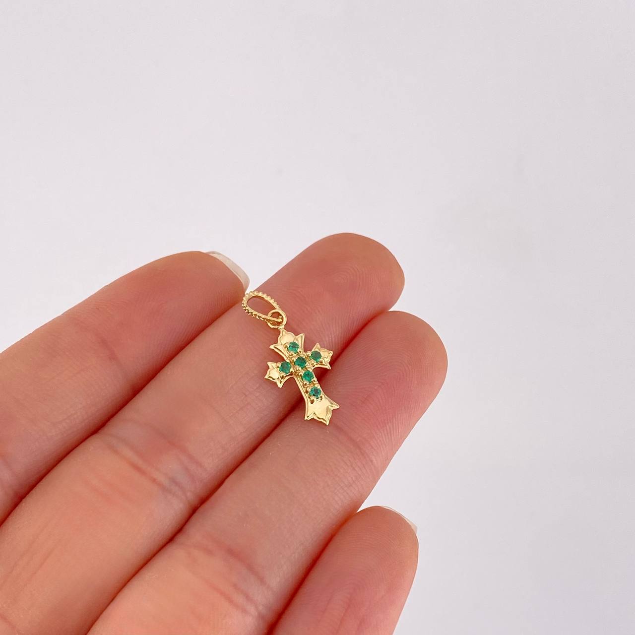 Dije Cruz Tres Puntas Esmeraldas 8pts 0.95g / 2.6cm Oro Amarillo 18K