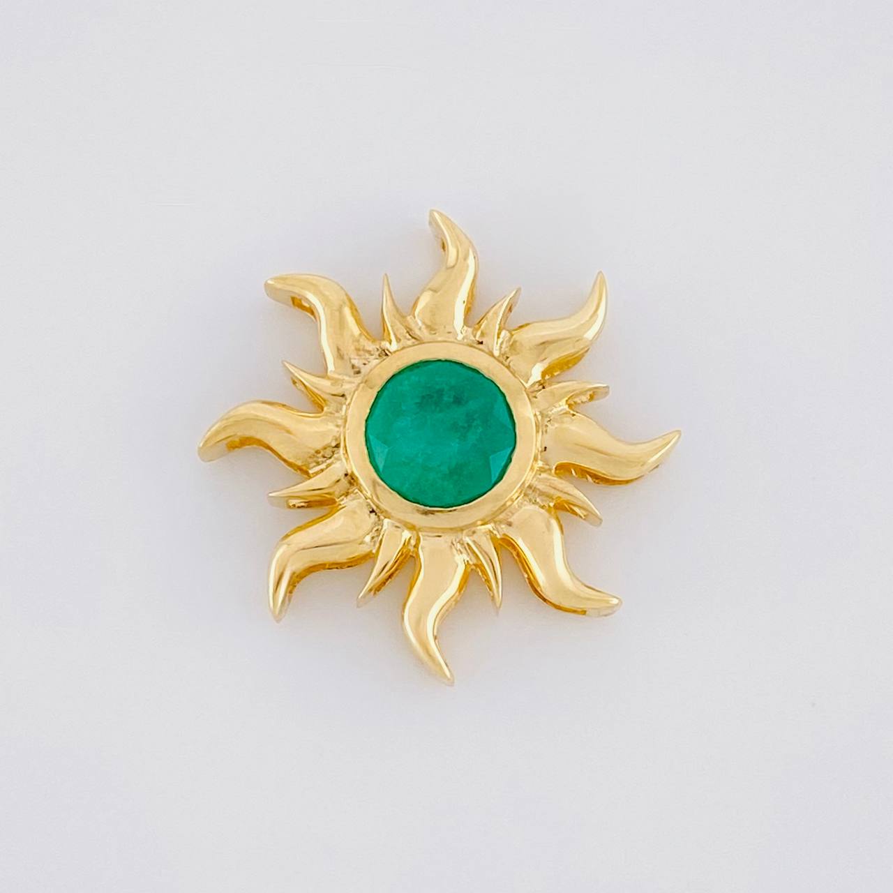 Dije Sol Esmeralda 82pts 4.05g / 2.1cm Oro Amarillo 18K