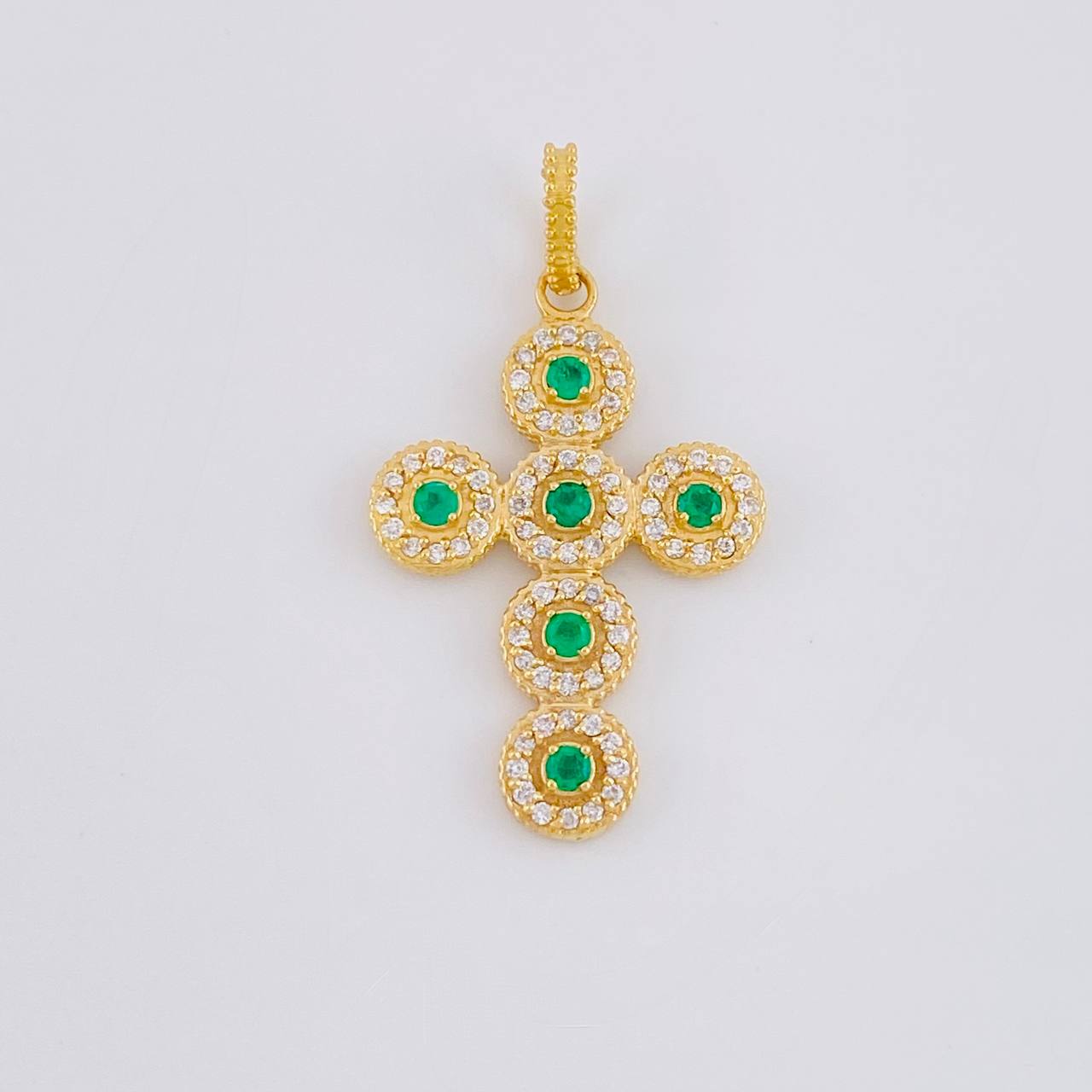 Dije Cruz Tupida Esmeraldas 21pts Diamantes 36pts 4.05g / 3.4cm Oro Amarillo 18K
