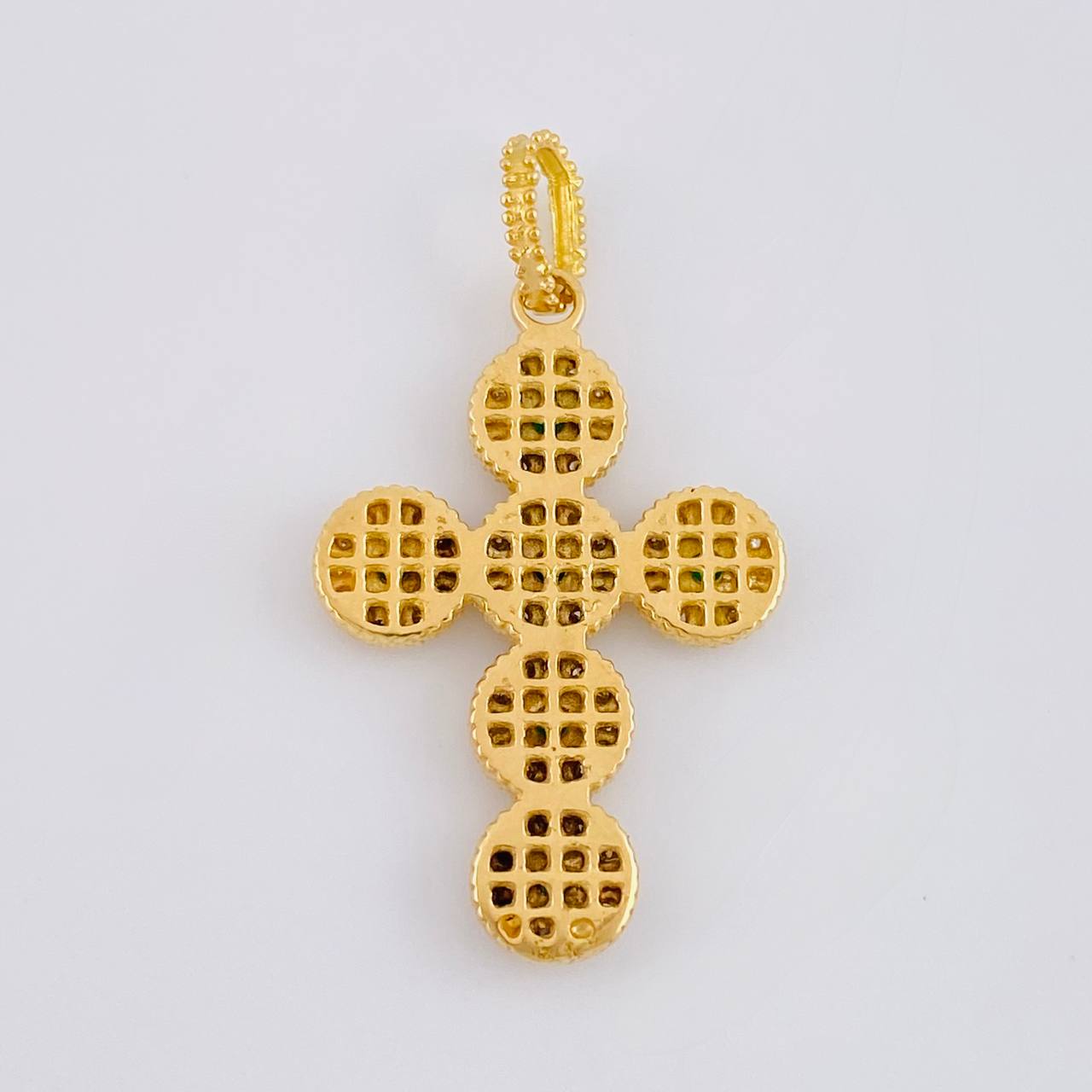 Dije Cruz Tupida Esmeraldas 21pts Diamantes 36pts 4.05g / 3.4cm Oro Amarillo 18K