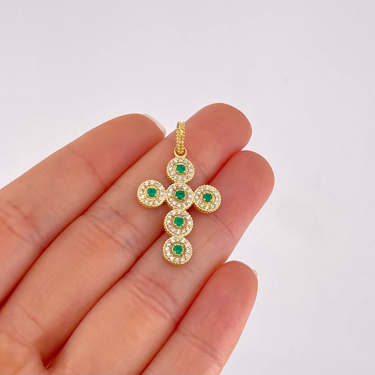 Dije Cruz Tupida Esmeraldas 21pts Diamantes 36pts 4.05g / 3.4cm Oro Amarillo 18K