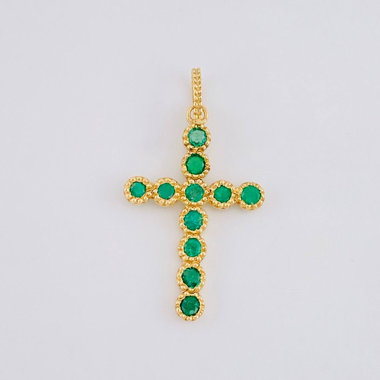 Dije Cruz Circular Esmeraldas 30pts 1g / 2.6cm Oro Amarillo 18K