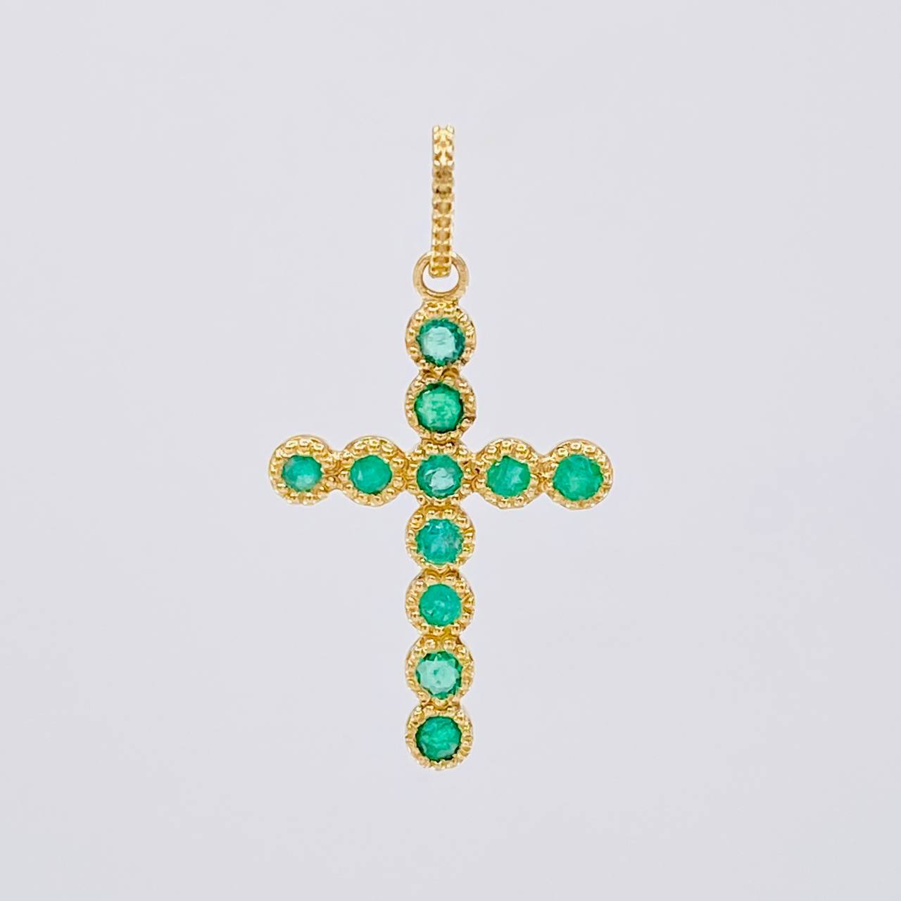 Dije Cruz Circular Esmeraldas 30pts 1g / 2.6cm Oro Amarillo 18K
