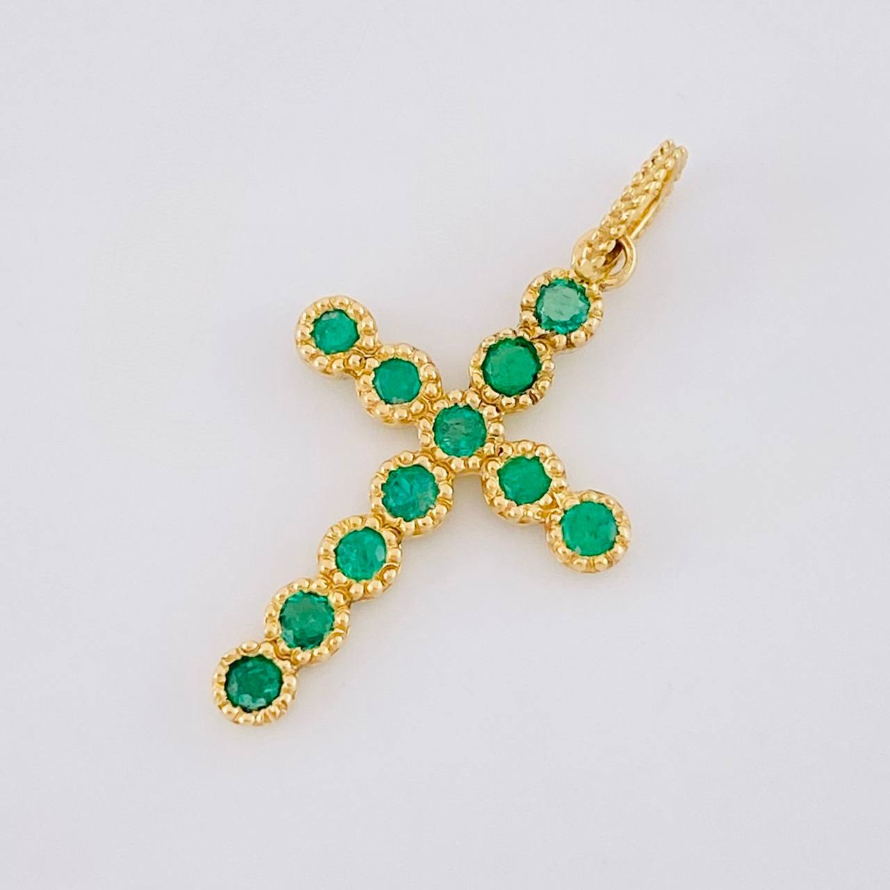 Dije Cruz Circular Esmeraldas 30pts 1g / 2.6cm Oro Amarillo 18K