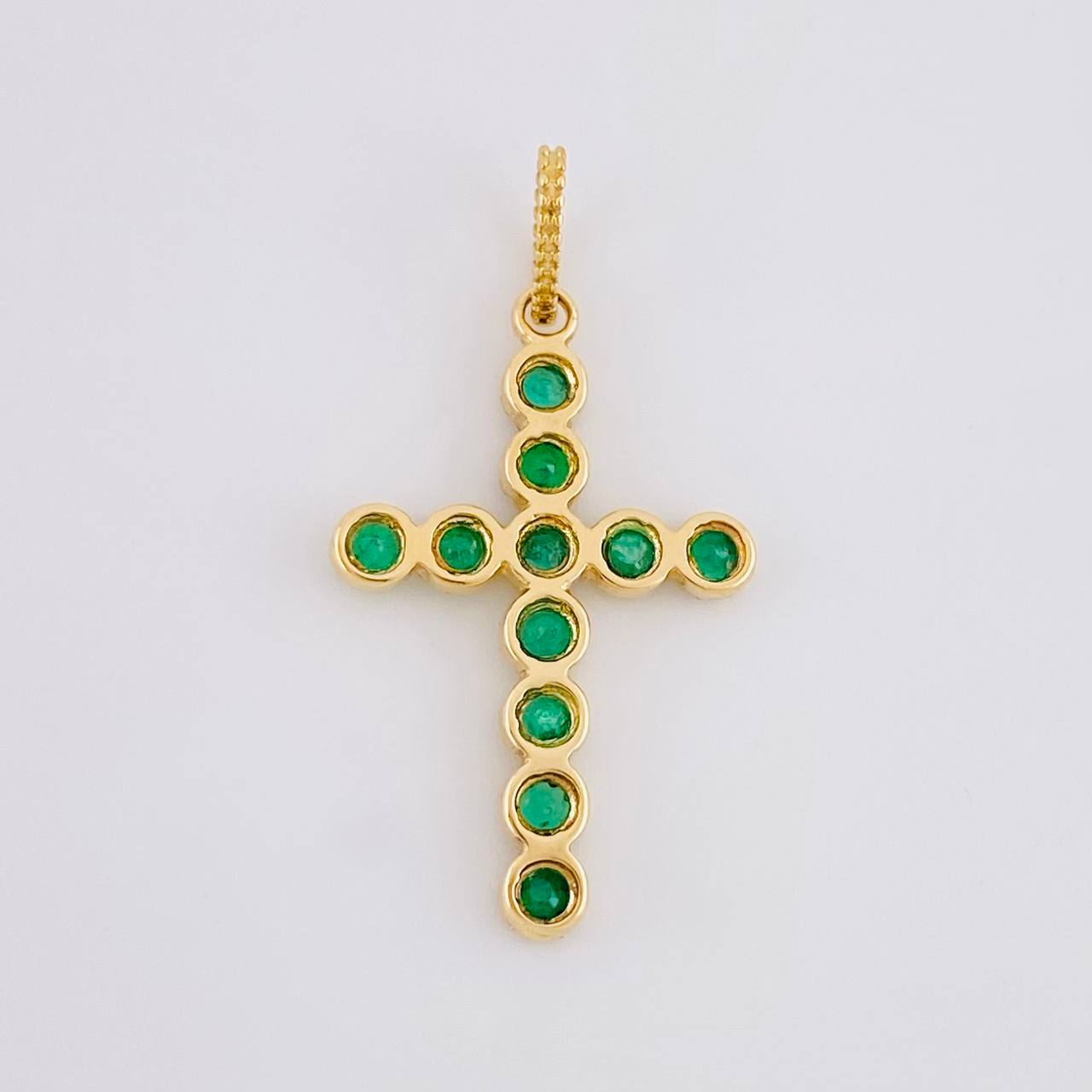 Dije Cruz Circular Esmeraldas 30pts 1g / 2.6cm Oro Amarillo 18K