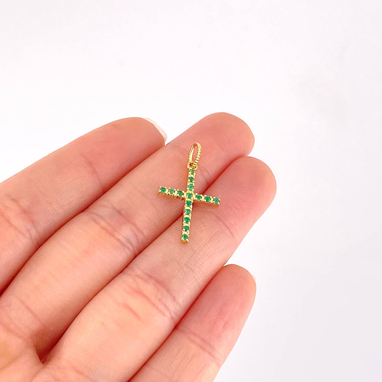Dije Cruz Tupida Esmeraldas 14pts 1g / 2.4cm Oro Amarillo 18K