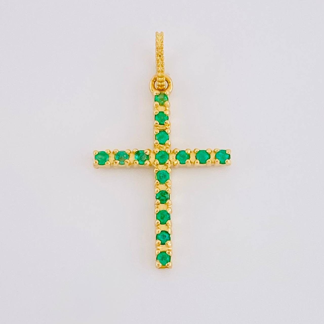 Dije Cruz Tupida Esmeraldas 14pts 1g / 2.4cm Oro Amarillo 18K