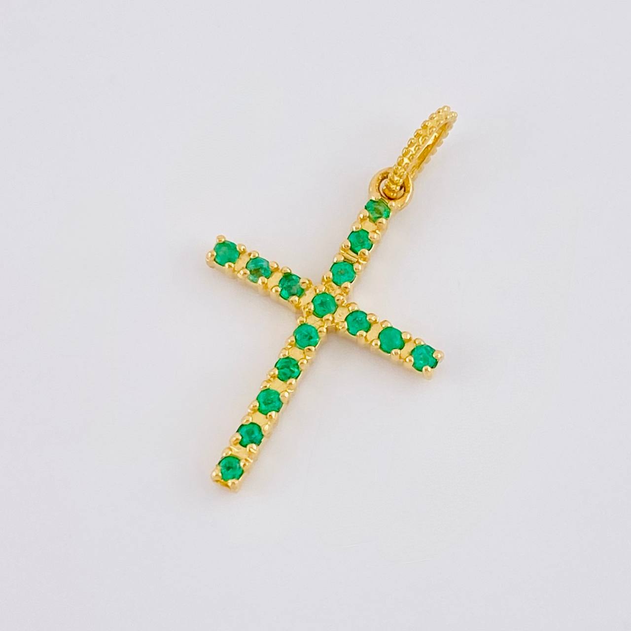 Dije Cruz Tupida Esmeraldas 14pts 1.15g / 2.4cm Oro Amarillo 18K