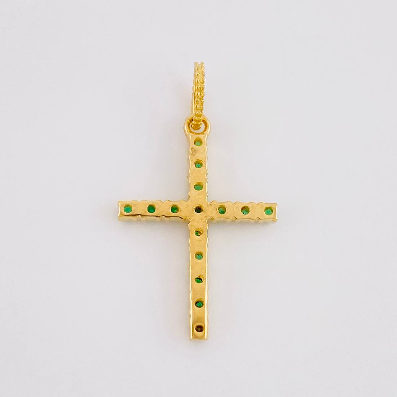 Dije Cruz Tupida Esmeraldas 14pts 1g / 2.4cm Oro Amarillo 18K
