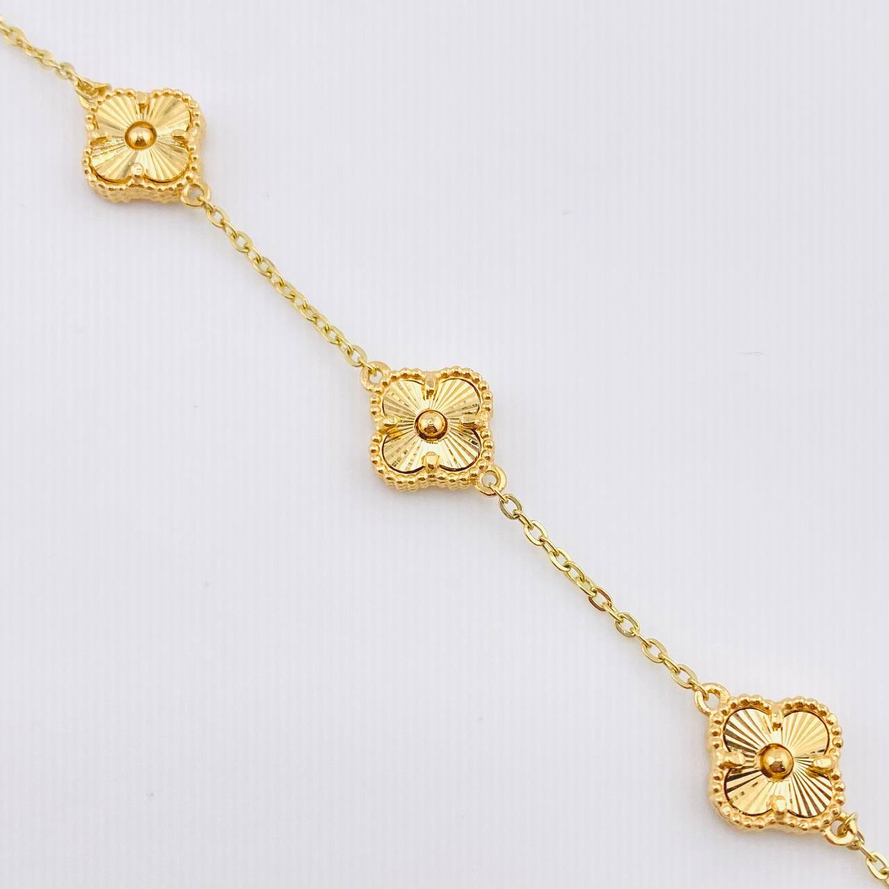 Pulso Aro Seguido Trebol Diamantado 4.95gr / 19.5cm / 9mm Oro Amarillo 18K ©