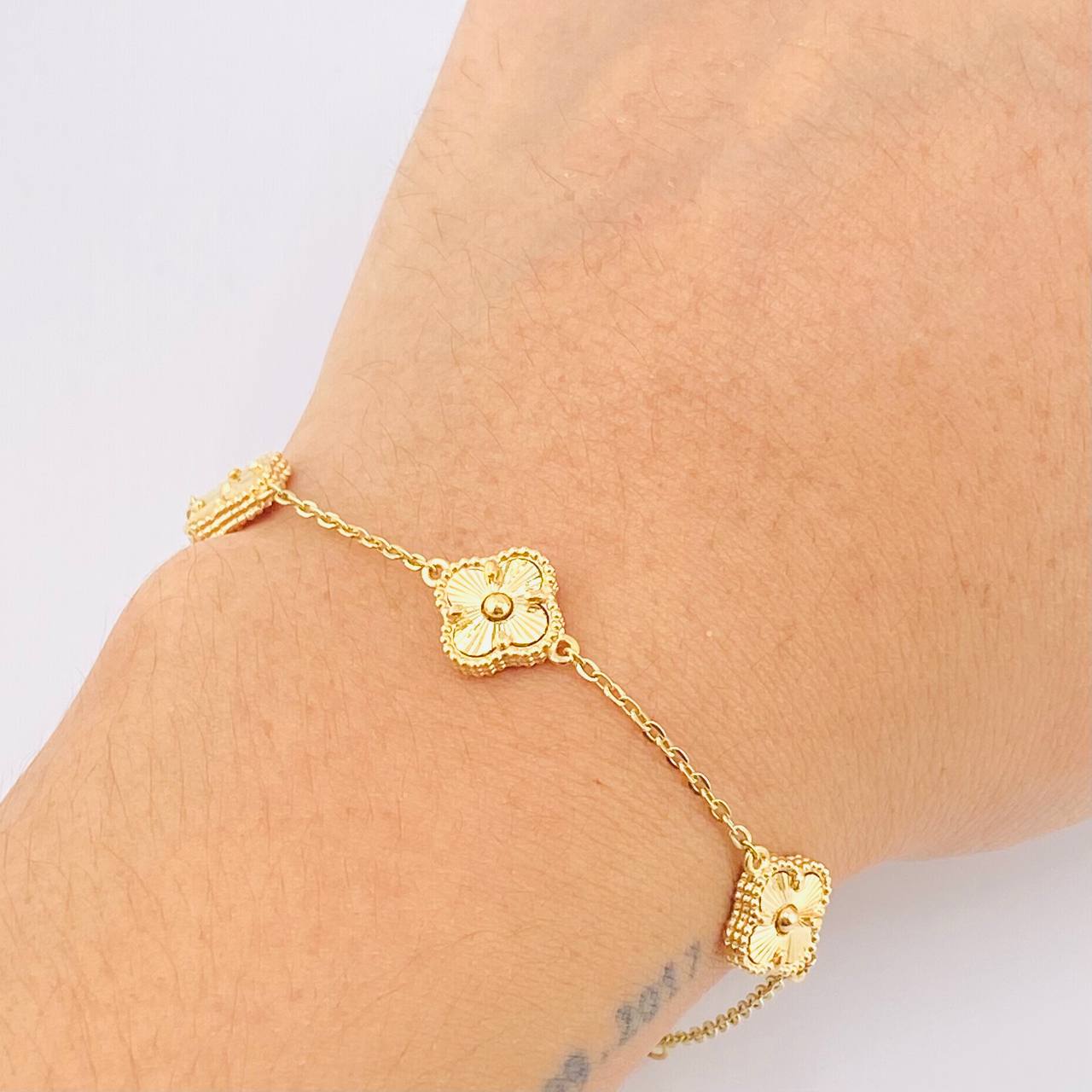 Pulso Aro Seguido Trebol Diamantado 4.95gr / 19.5cm / 9mm Oro Amarillo 18K ©
