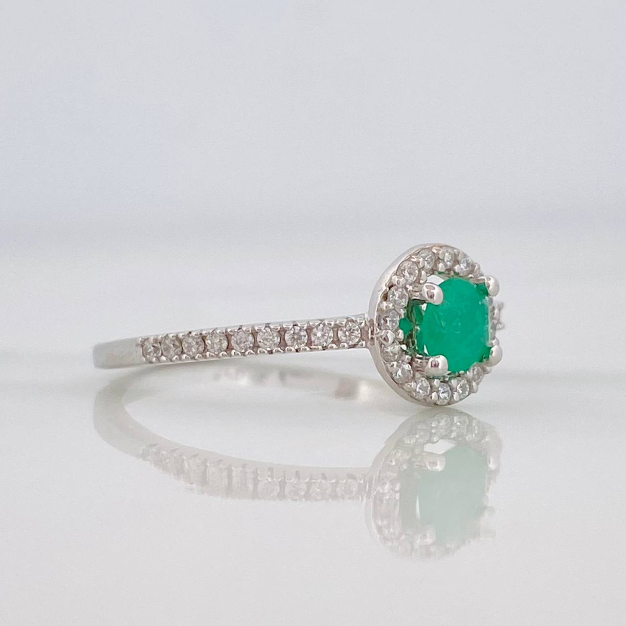 Anillo Halo Circular Esmeralda 0.28pts 1.3g / T6 1/4 Plata 925