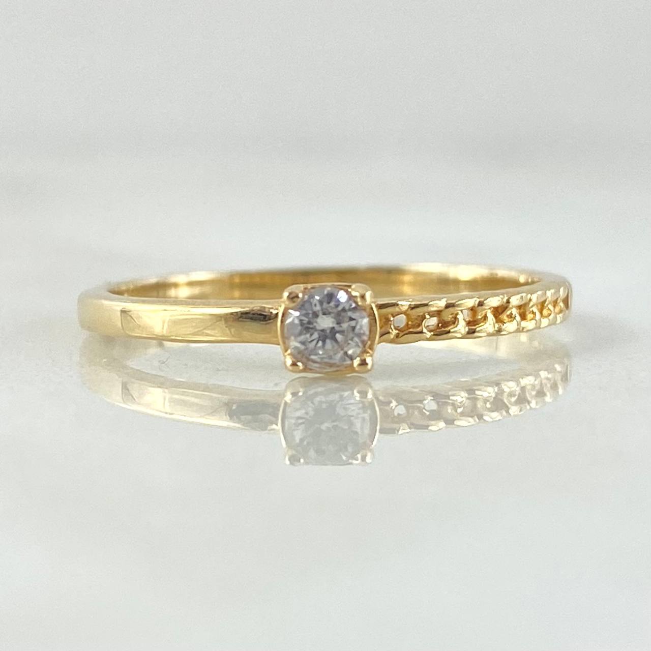 Anillo Solitario Medio Cubano 1.6gr / T7 / Oro Amarillo 18K