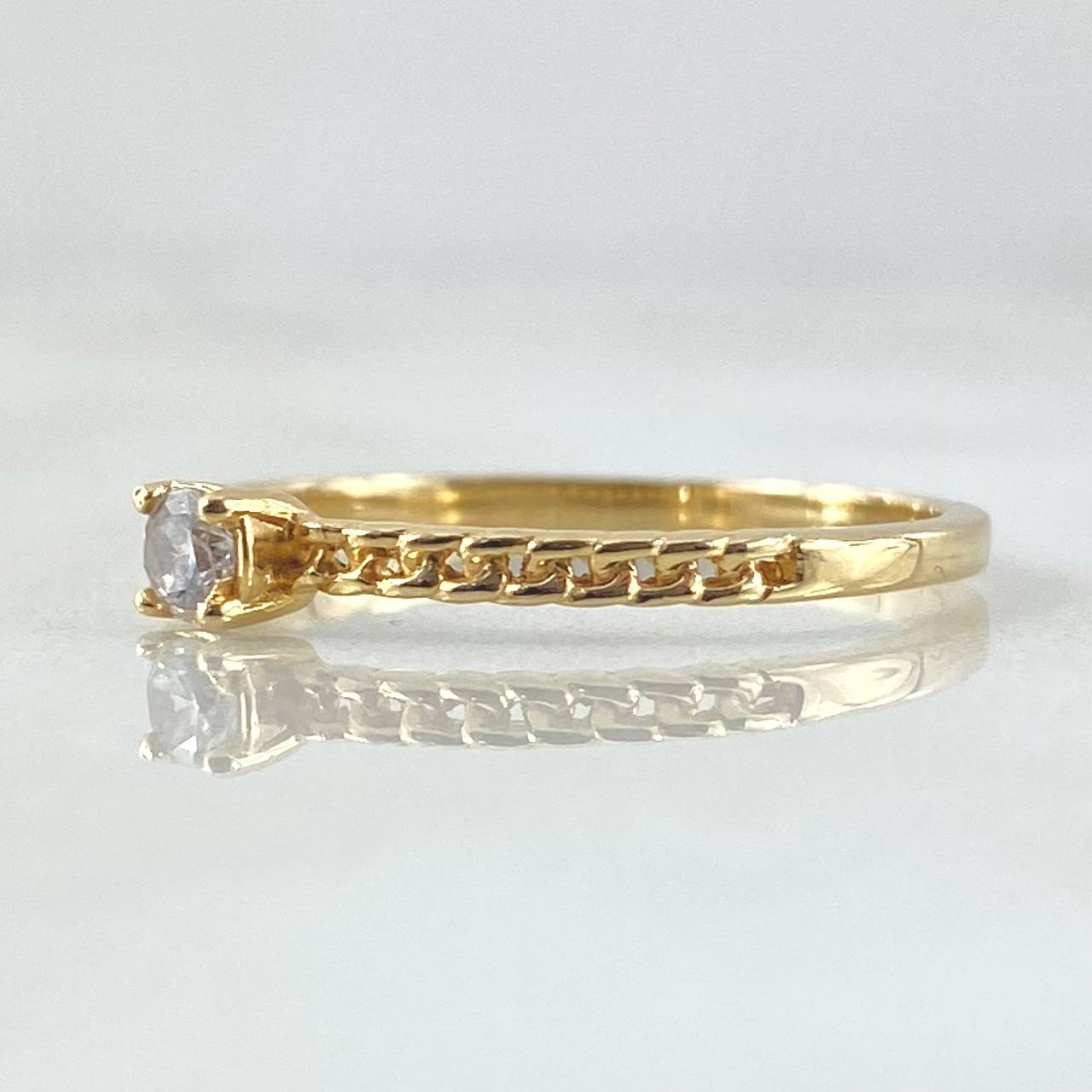 Anillo Solitario Medio Cubano 1.6gr / T7 / Oro Amarillo 18K