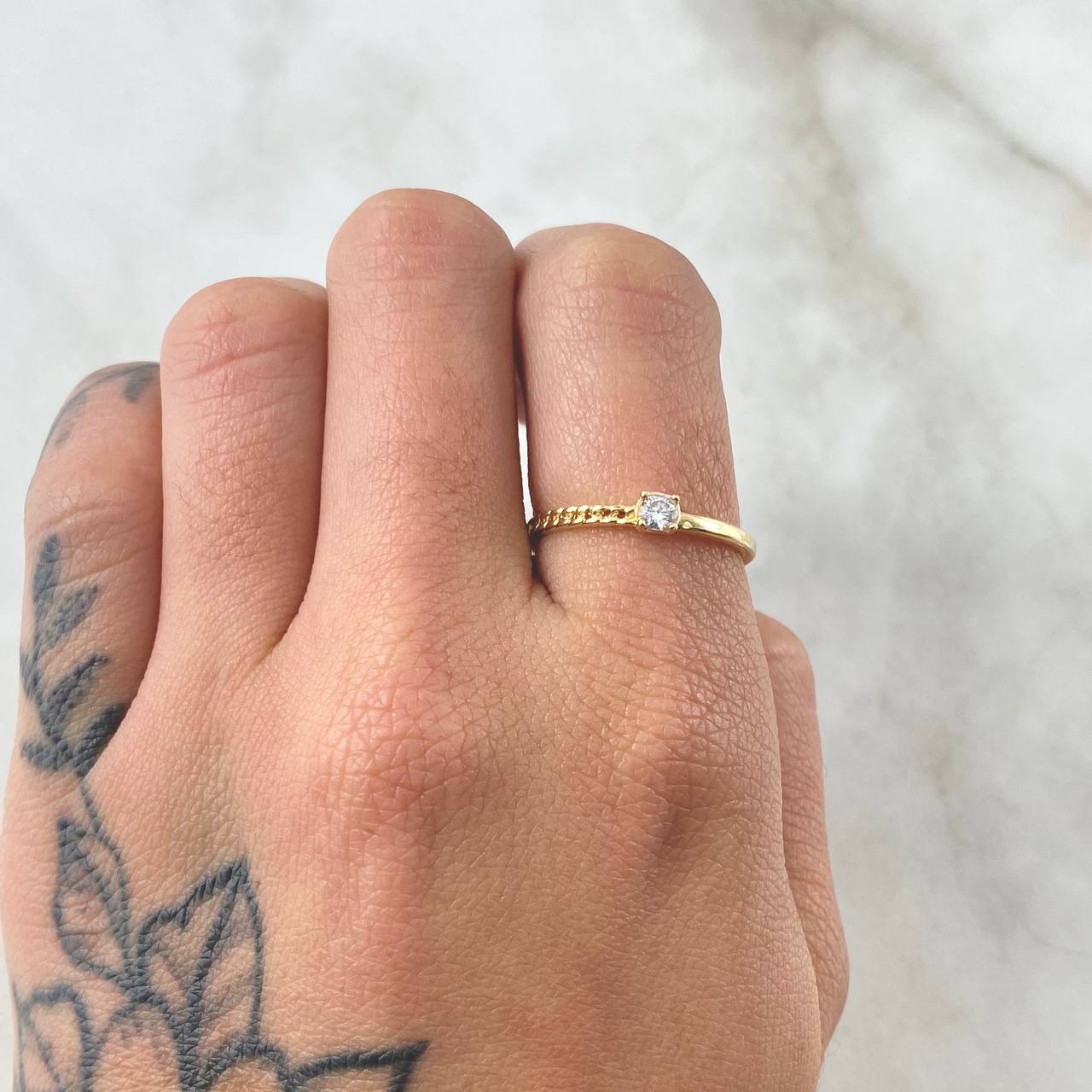Anillo Solitario Medio Cubano 1.6gr / T7 / Oro Amarillo 18K
