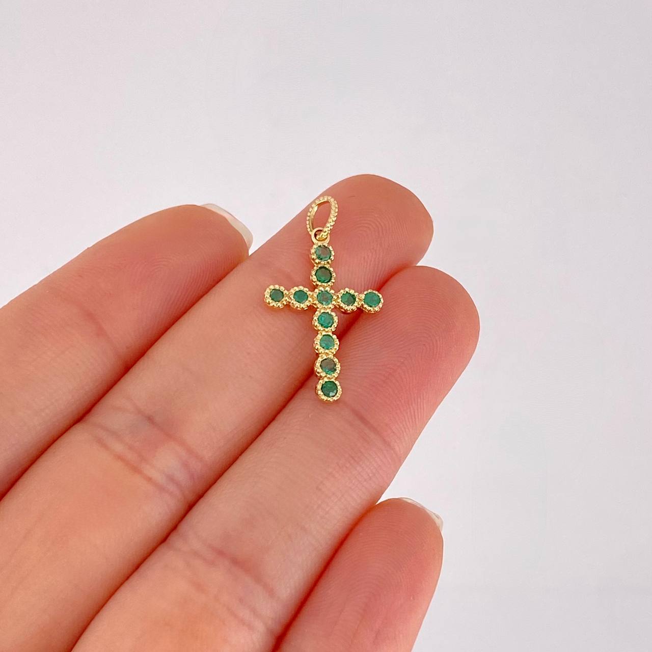 Dije Cruz Circular Esmeraldas 30pts 1g / 2.6cm Oro Amarillo 18K