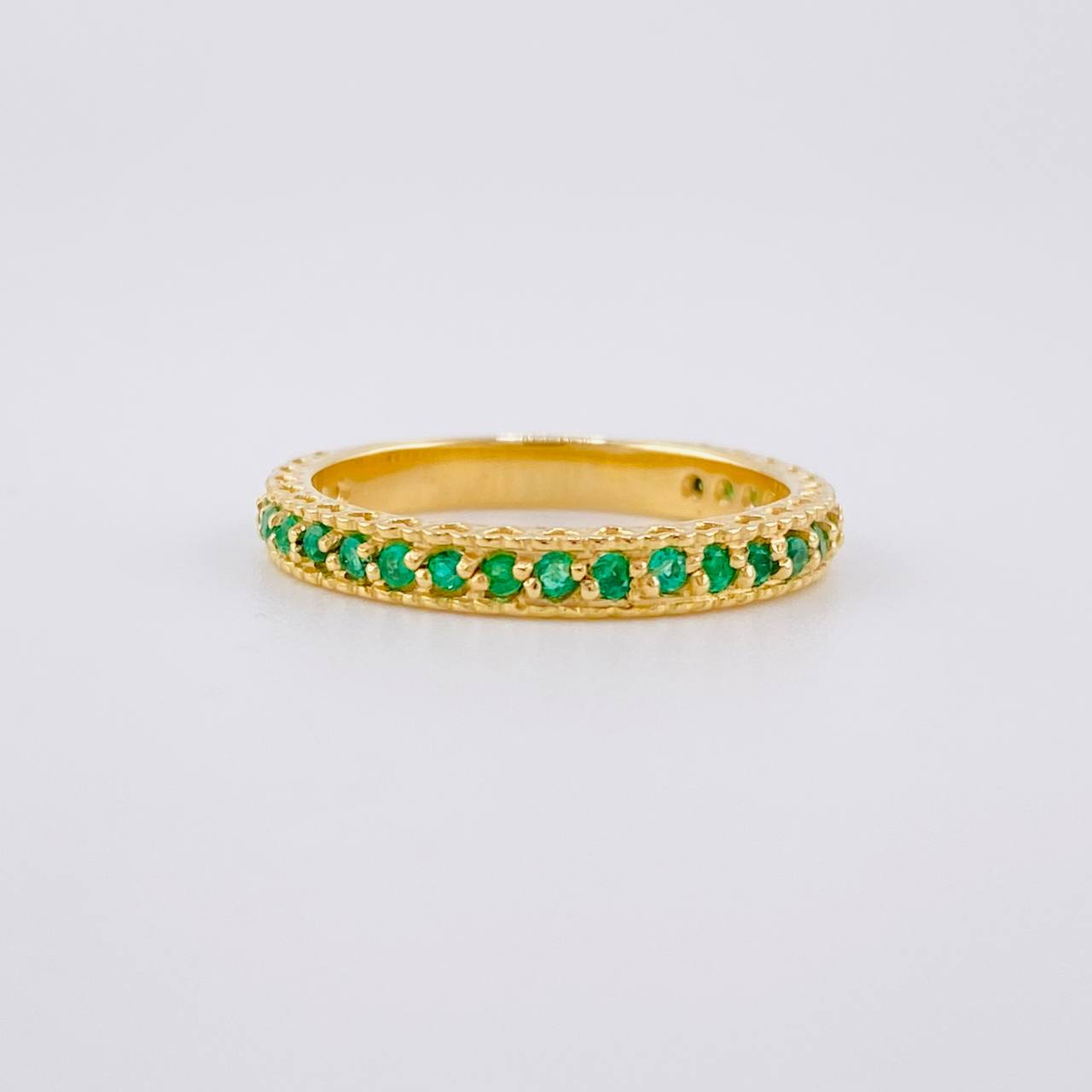 Anillo Tupido Corazones Esmeraldas 27pts 2.7g / T5 1/4 Oro Amarillo 18K
