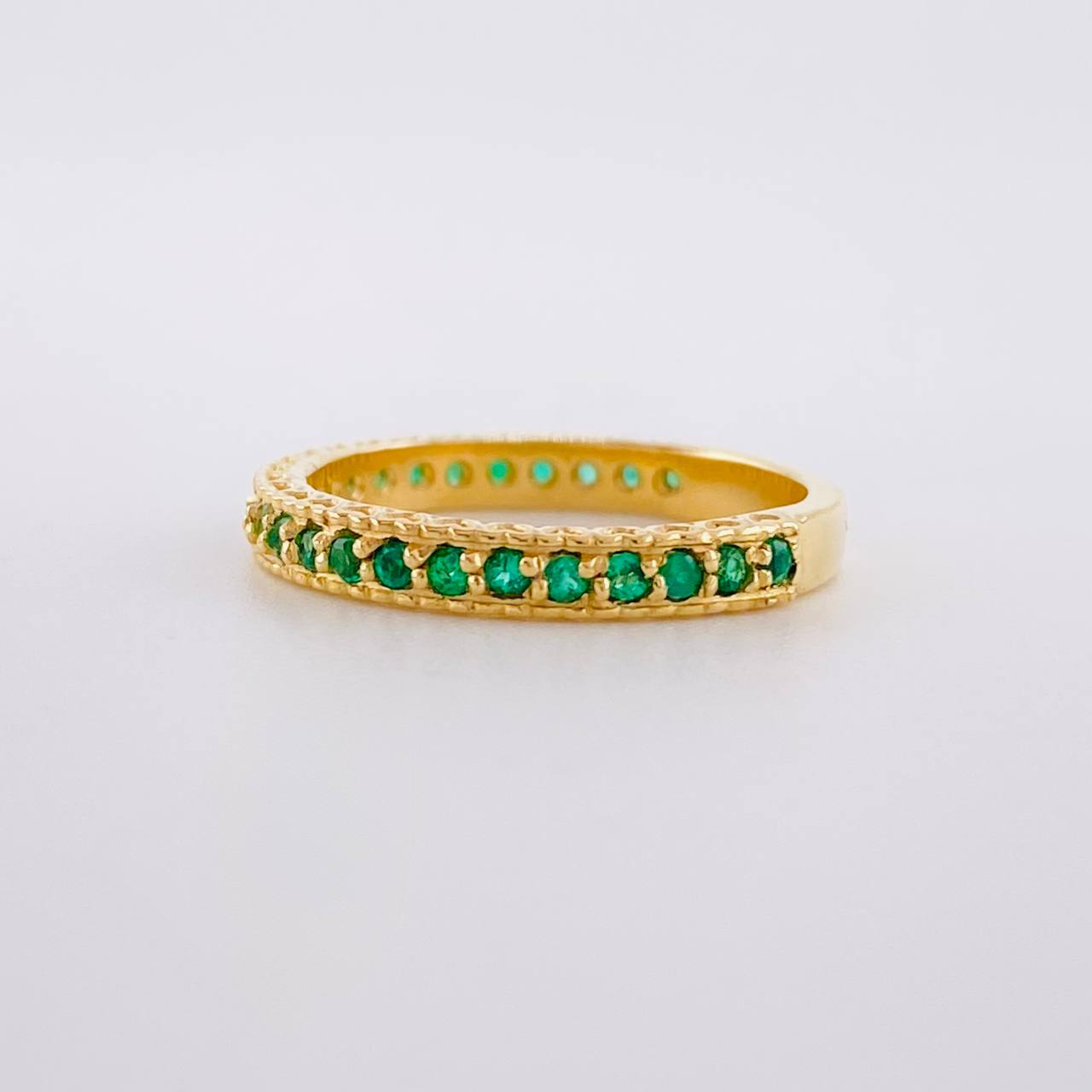 Anillo Tupido Corazones Esmeraldas 27pts 2.7g / T5 1/4 Oro Amarillo 18K