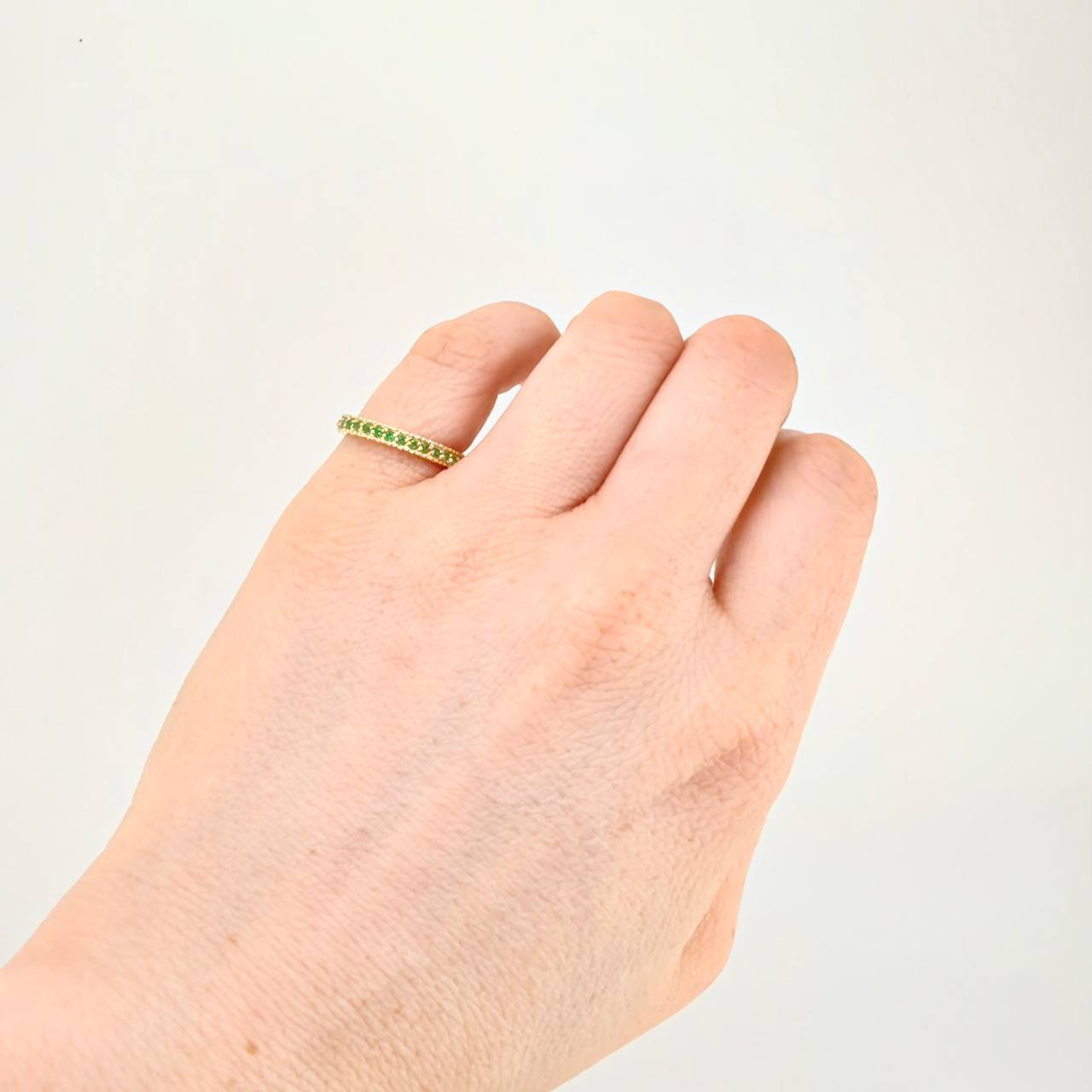 Anillo Tupido Corazones Esmeraldas 27pts 2.7g / T5 1/4 Oro Amarillo 18K
