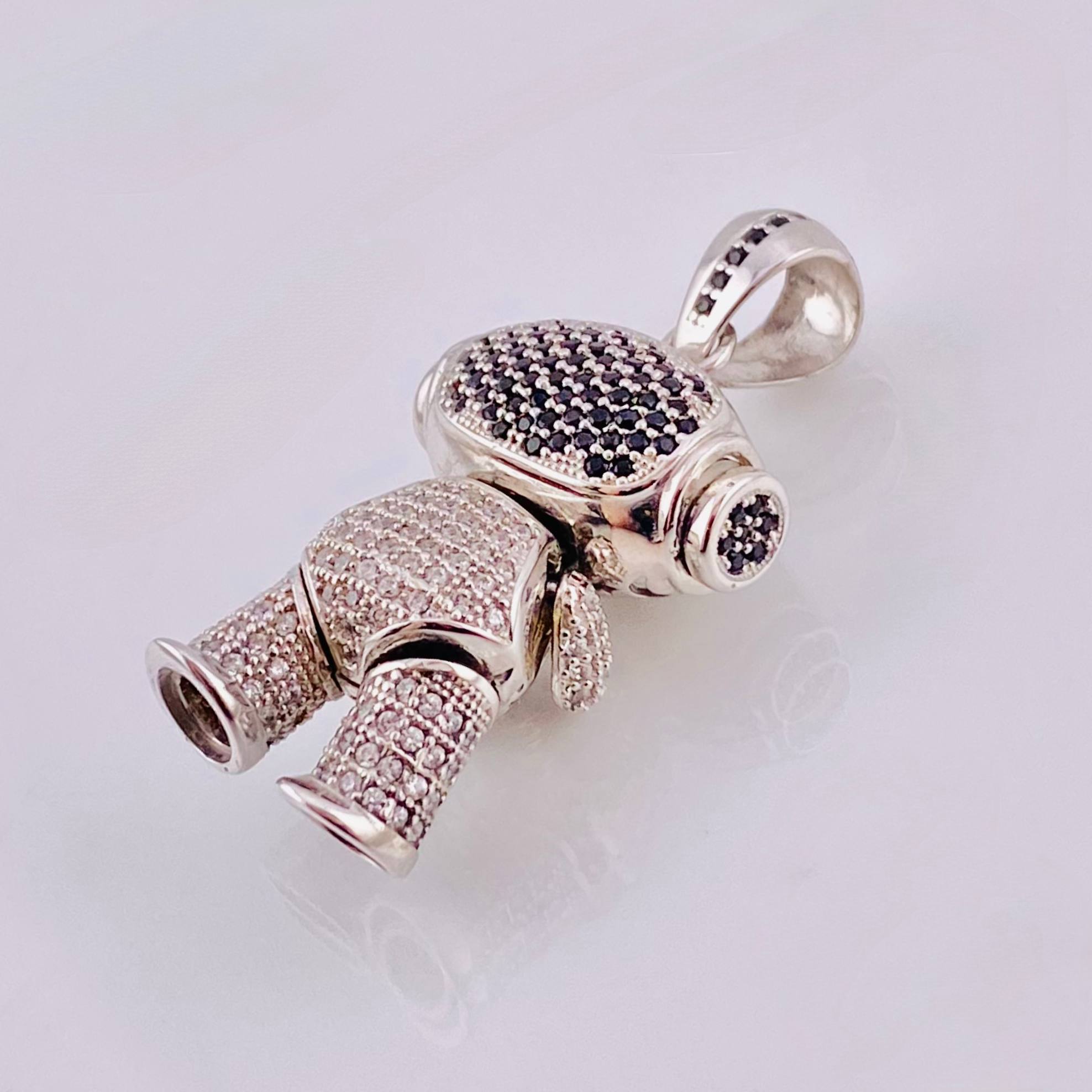 Dije Astronauta 11.25gr / 3.8cm / Circones Blancos-Negros Oro Blanco *