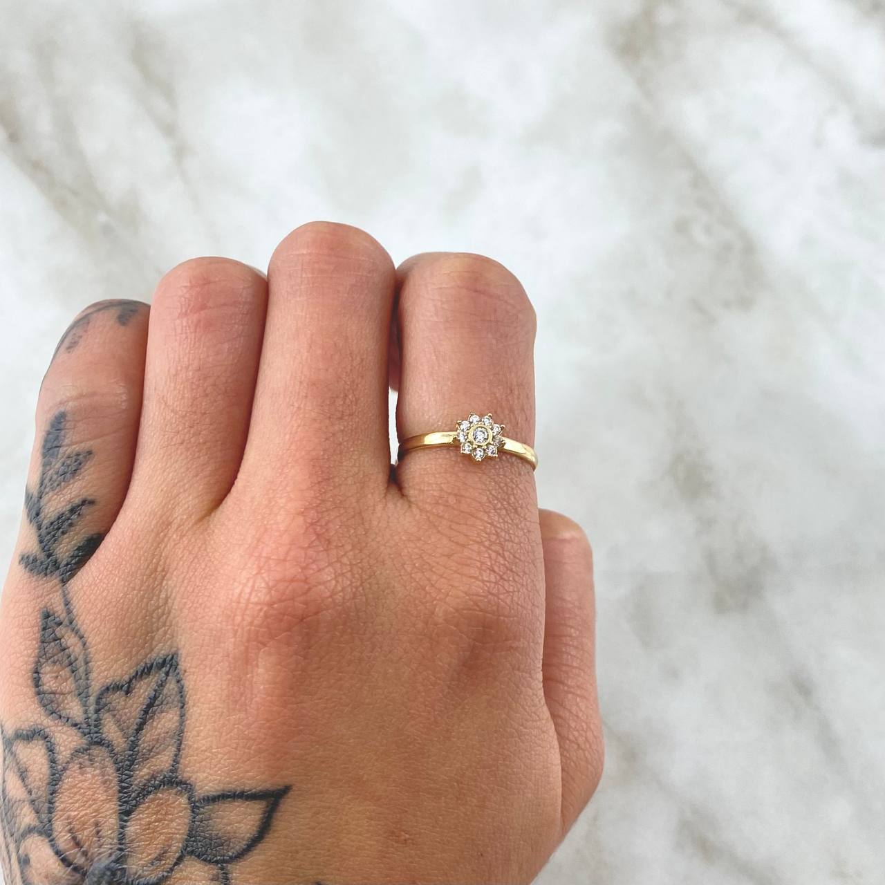 Anillo Flor Nueve Petalos 1.45gr / T6 3/4 / Circones Blancos Oro Amarillo 18K *