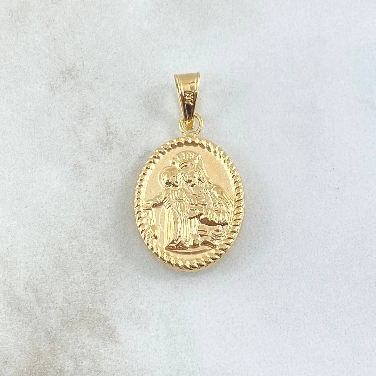 Dije Virgen del Carmen 1.05gr / 2.4cm / Ovalo Cargador Liso Oro Amarillo 18K *