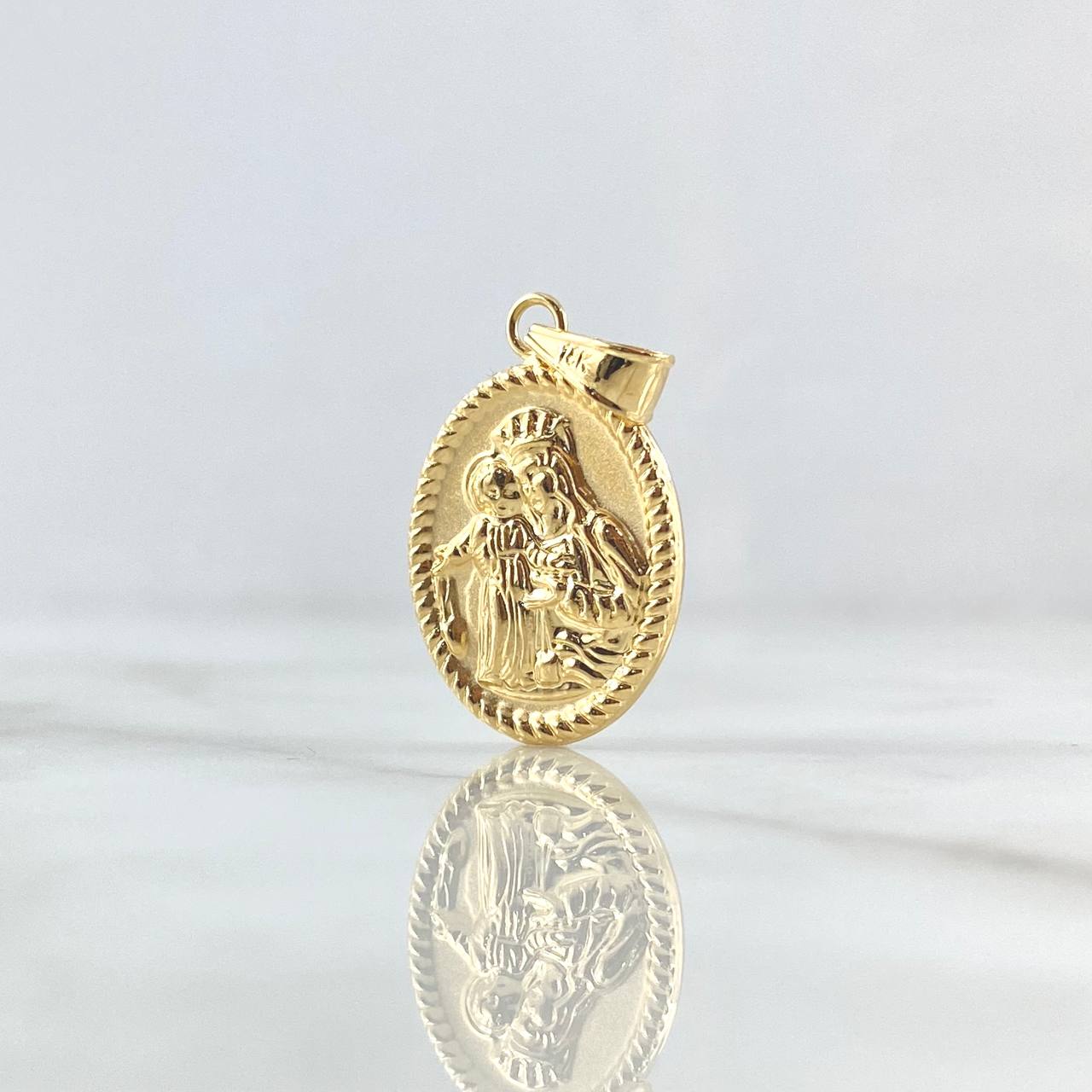Dije Virgen del Carmen 1.05gr / 2.4cm / Ovalo Cargador Liso Oro Amarillo 18K *