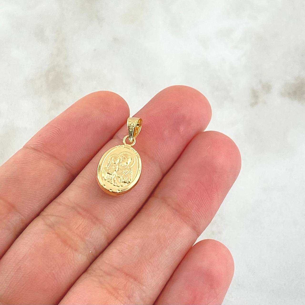 Dije San José 0.7gr / 2cm / Ovalo Cargador Liso Oro Amarillo 18K