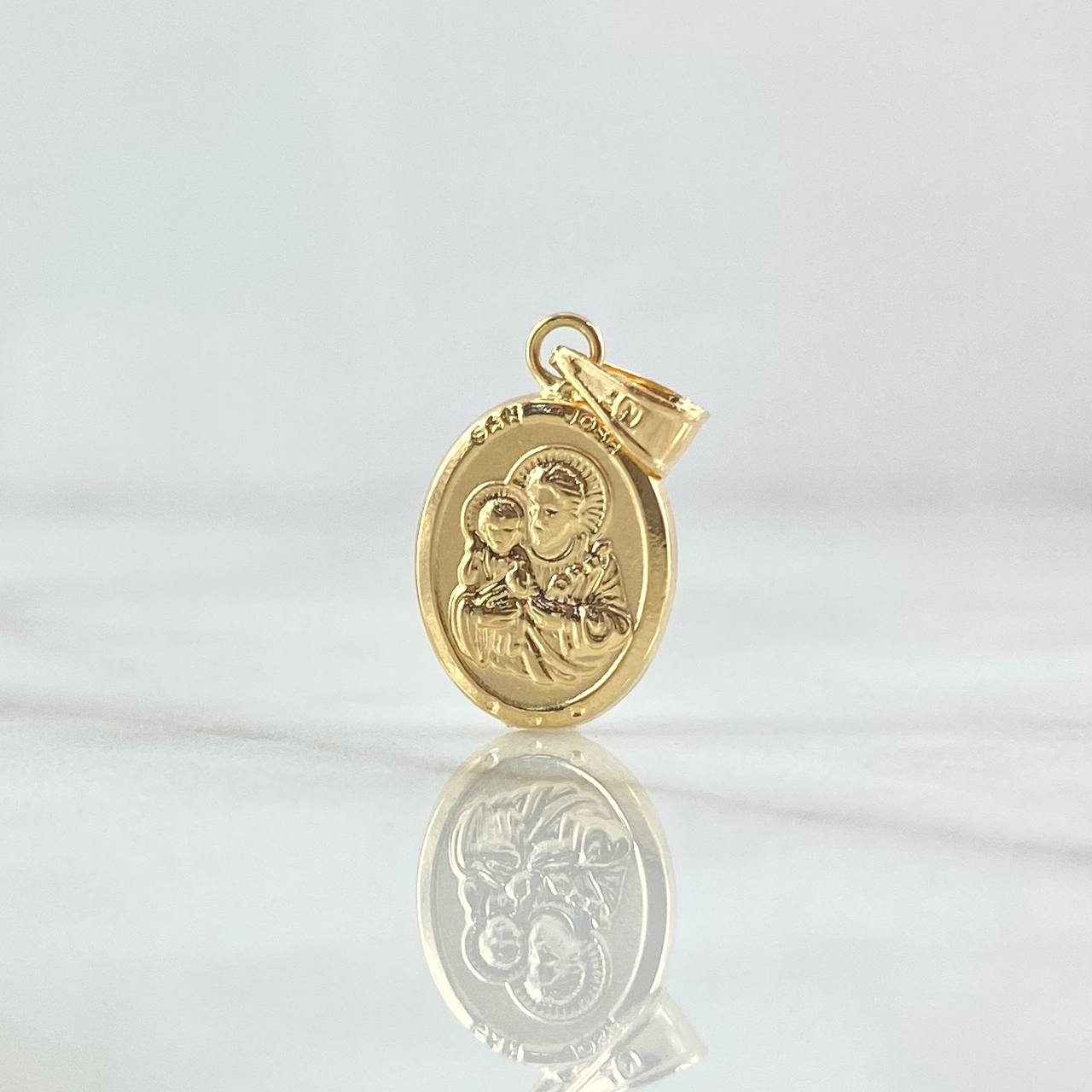 Dije San José 0.65gr / 2cm / Ovalo Cargador Liso Oro Amarillo 18K
