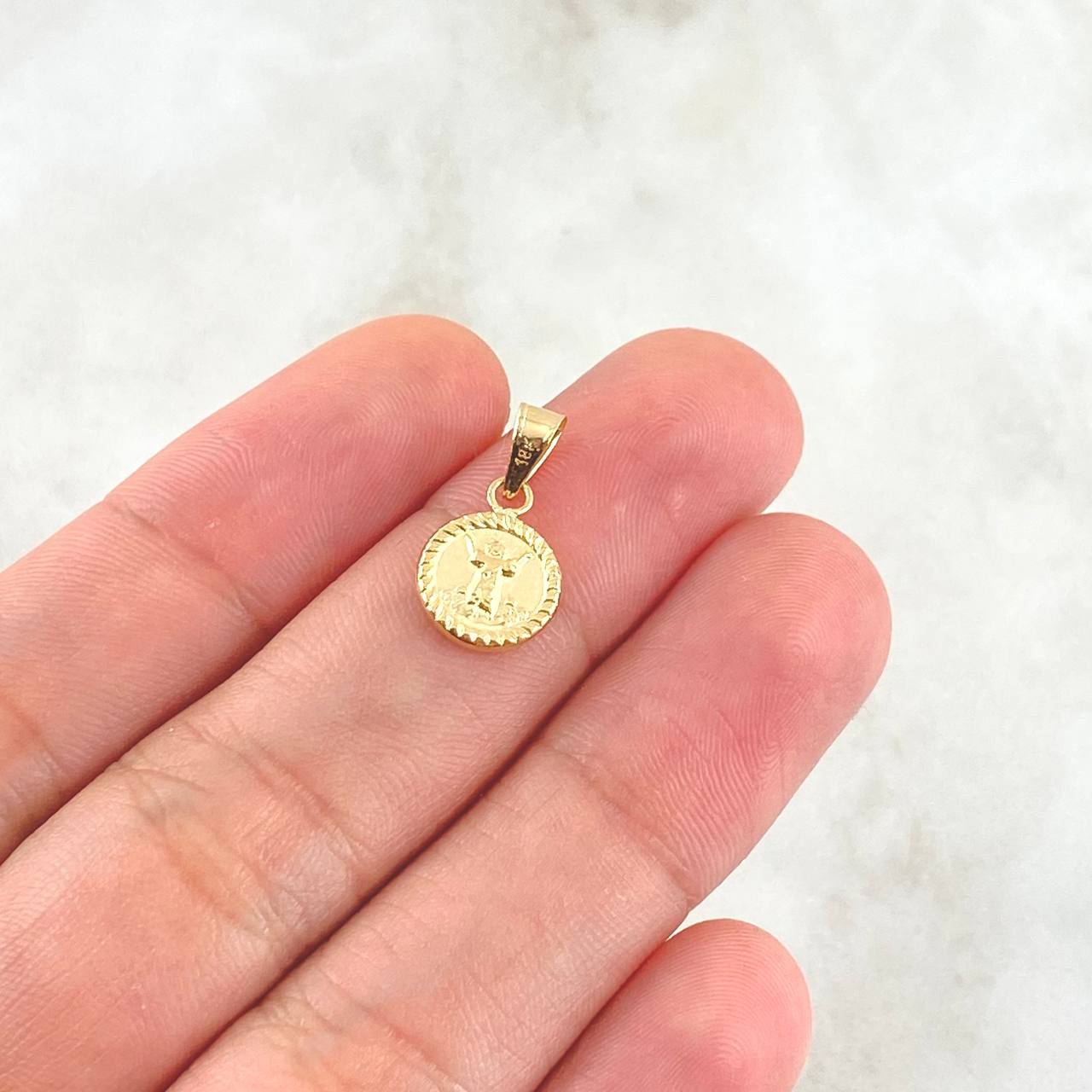 Dije Divino Niño 0.45gr / 1.5cm / Circulo Bordeado Oro Amarillo 18K