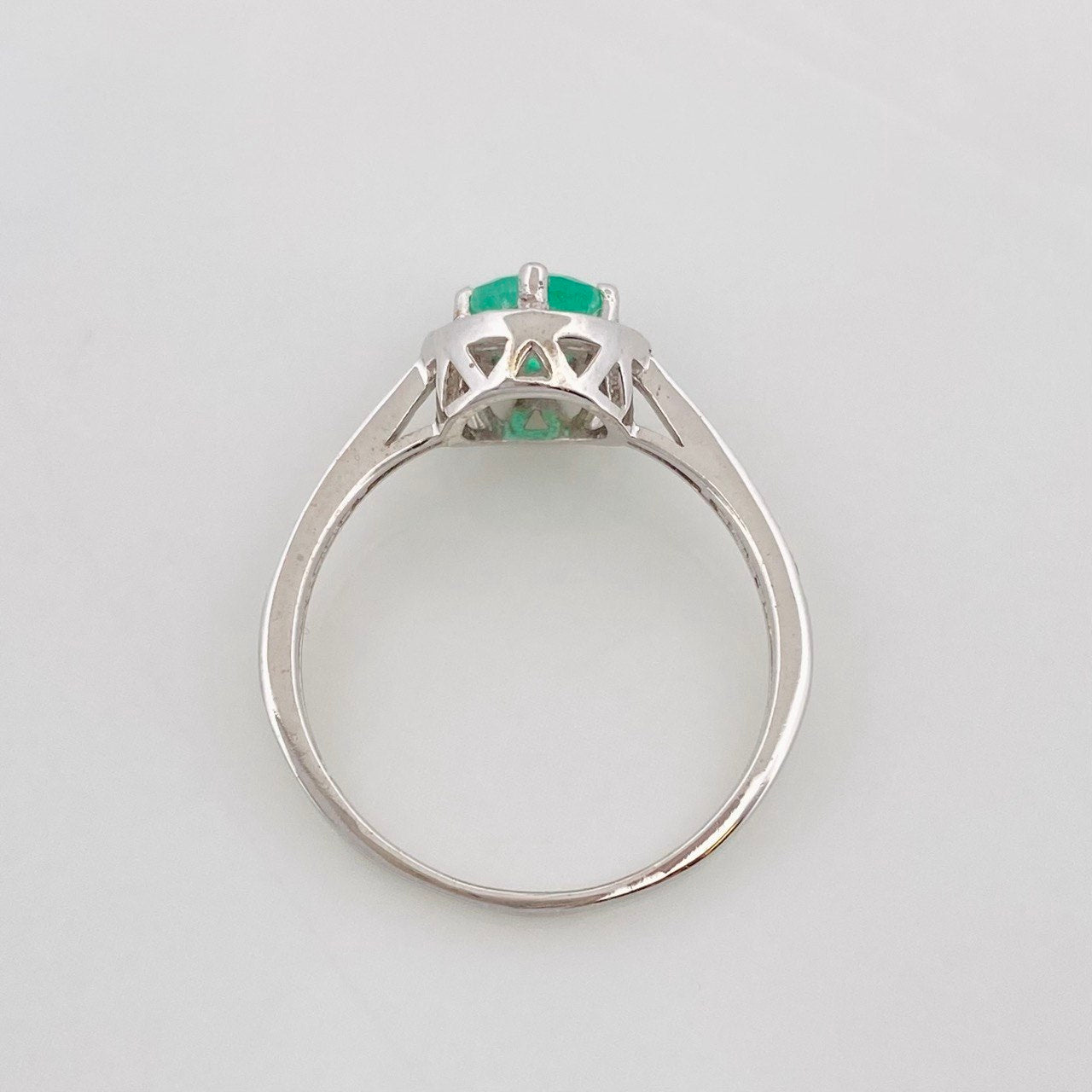 Anillo Halo Circular Esmeralda 40pts 1.65g / T5 3/4 Plata 925