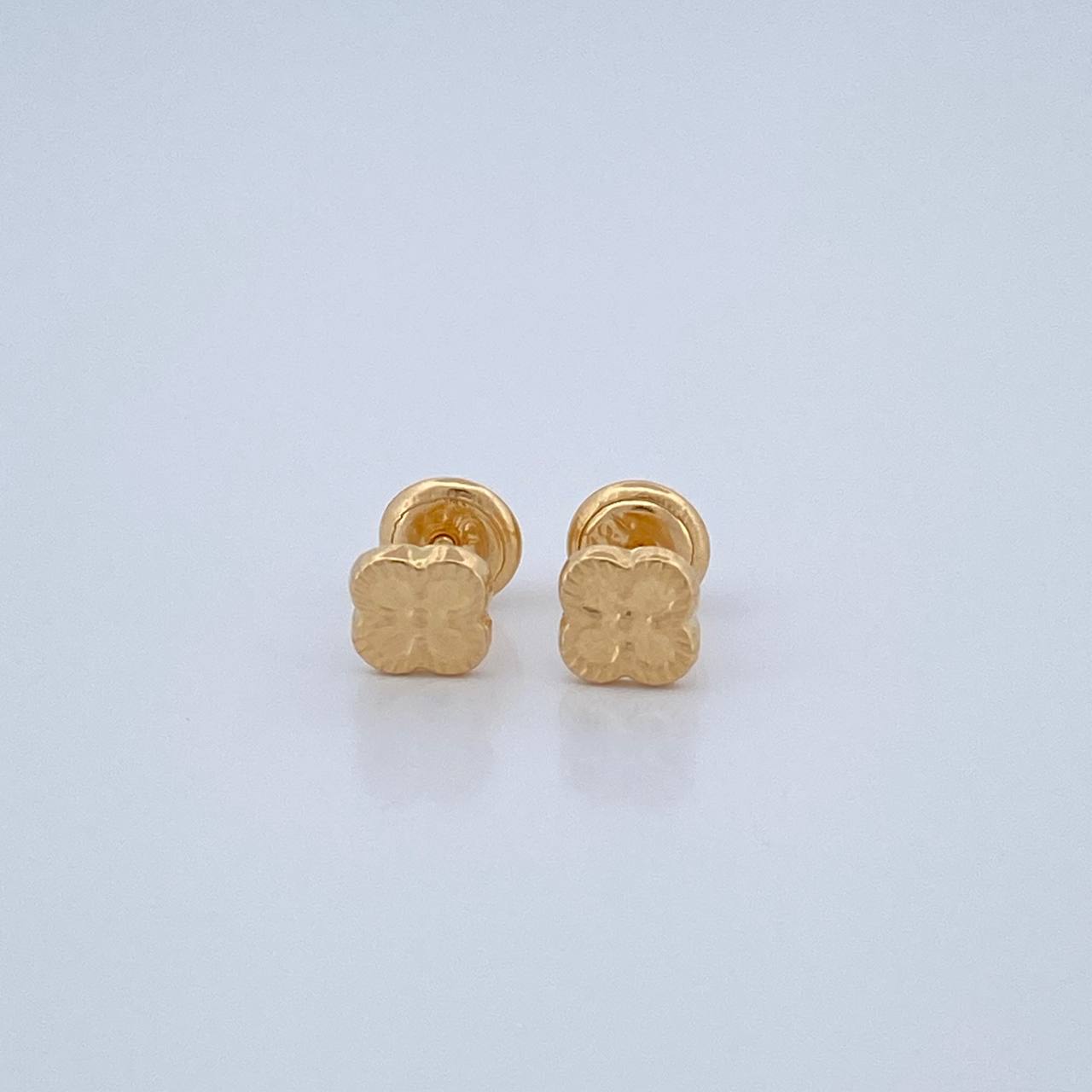 Topos Trebol 0.55gr / 5.3mm Lisos Oro Amarillo 18K &