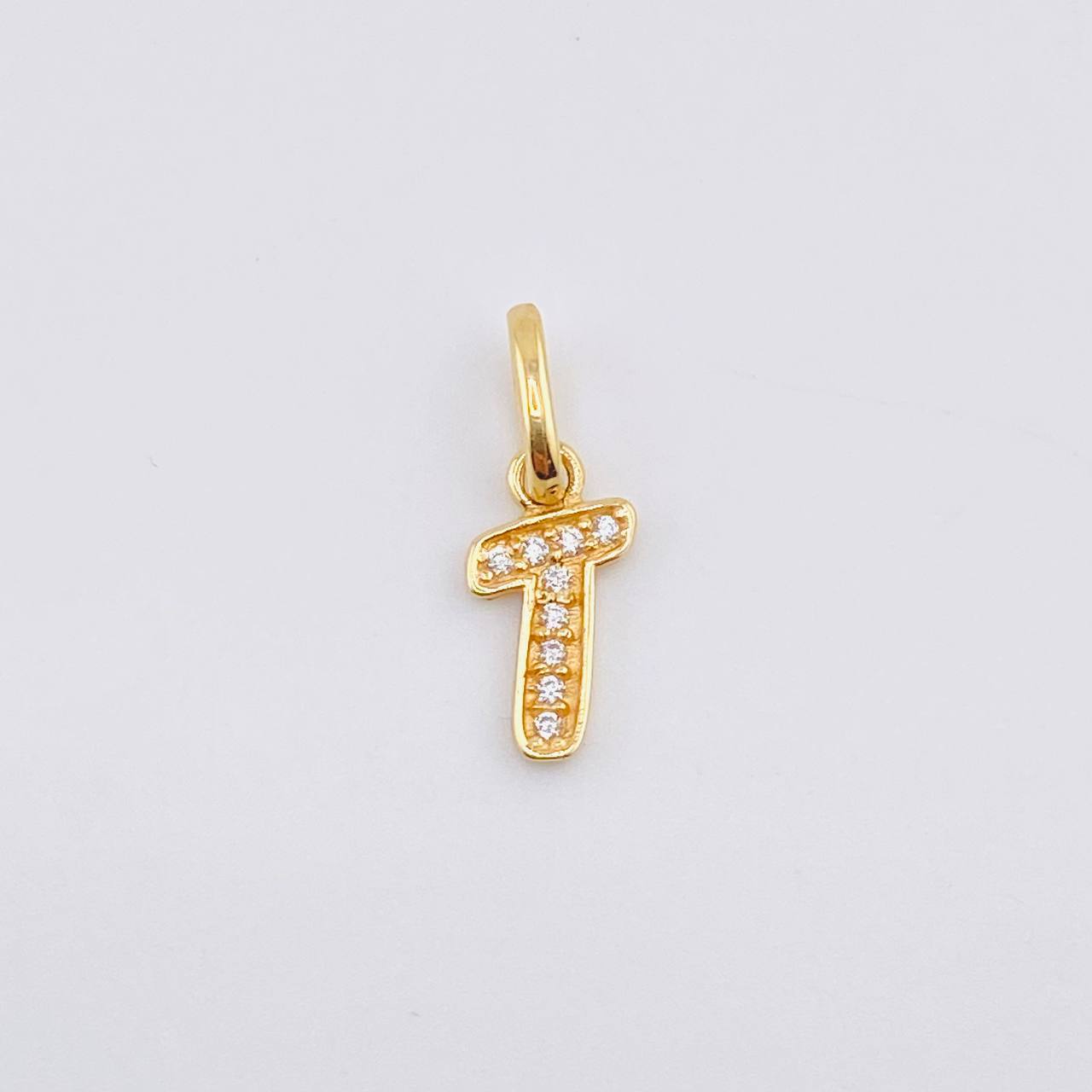 Dije Letra T Silueta 0.5gr / 1.5cm / Circones Blancos Oro Amarillo 18K